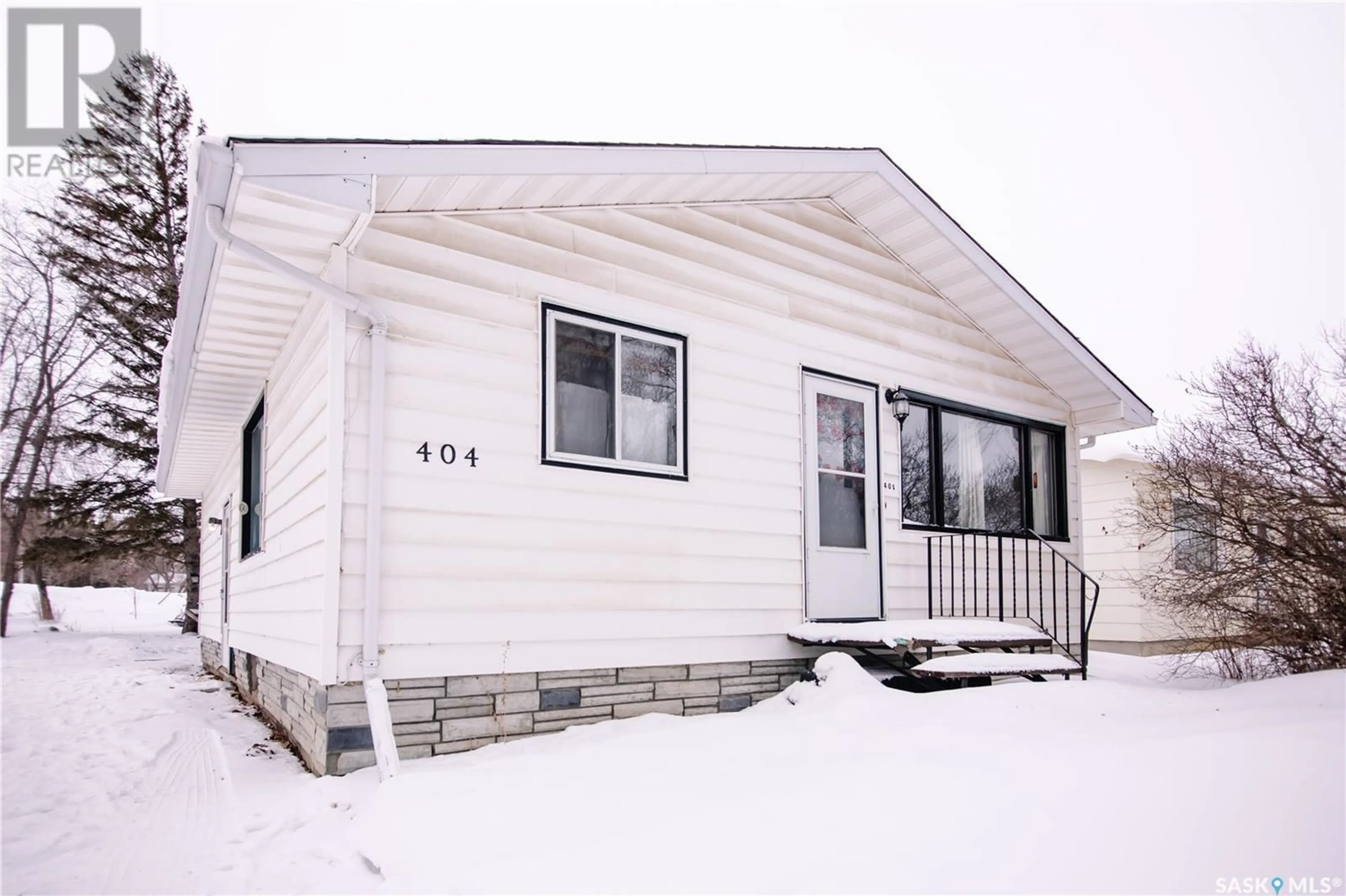 Home with vinyl exterior material, building for 404 Taylor STREET, Ogema Saskatchewan S0C1Y0