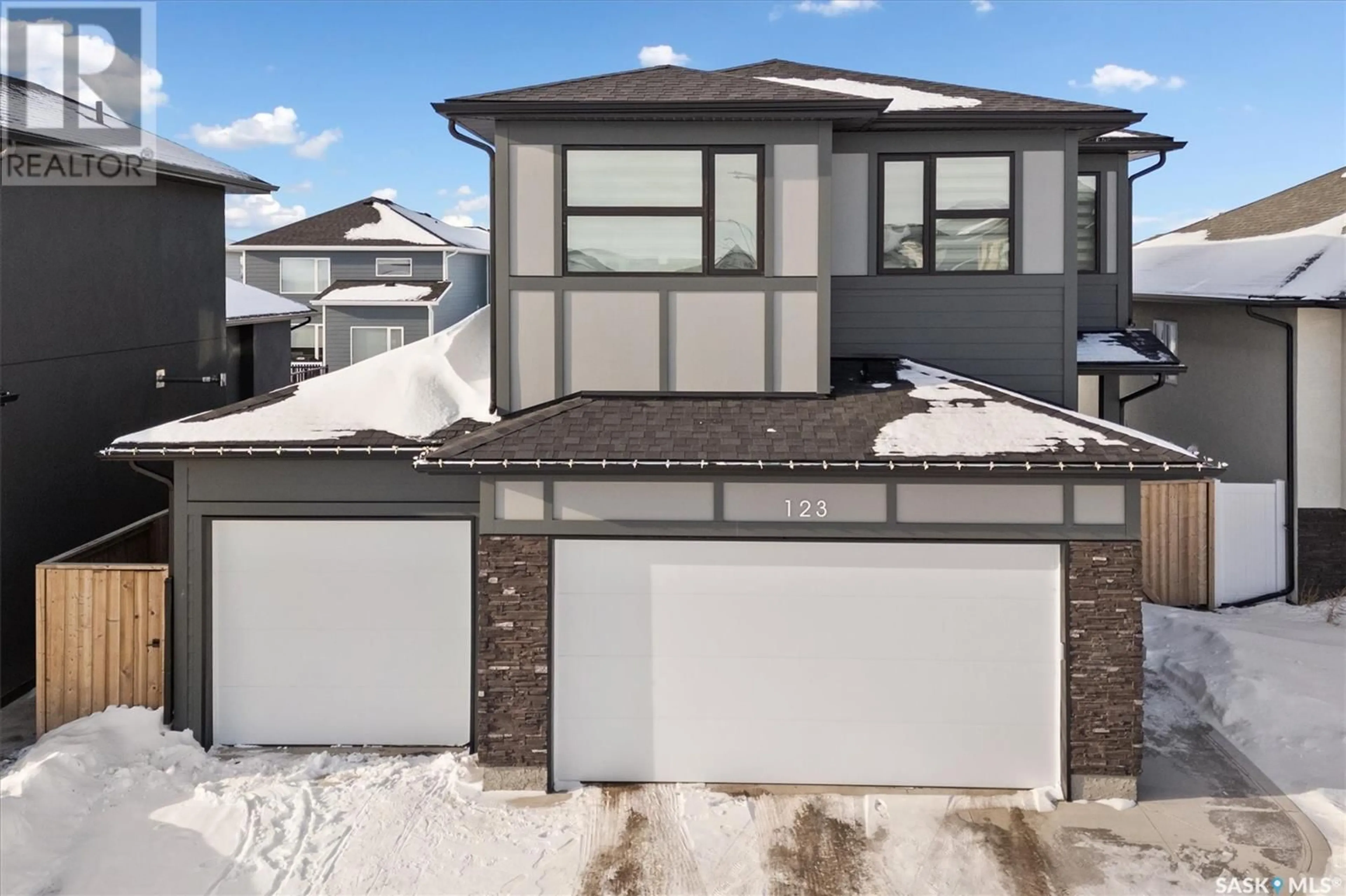 Home with vinyl exterior material, street for 123 Flynn MANOR, Saskatoon Saskatchewan S7V0Z4