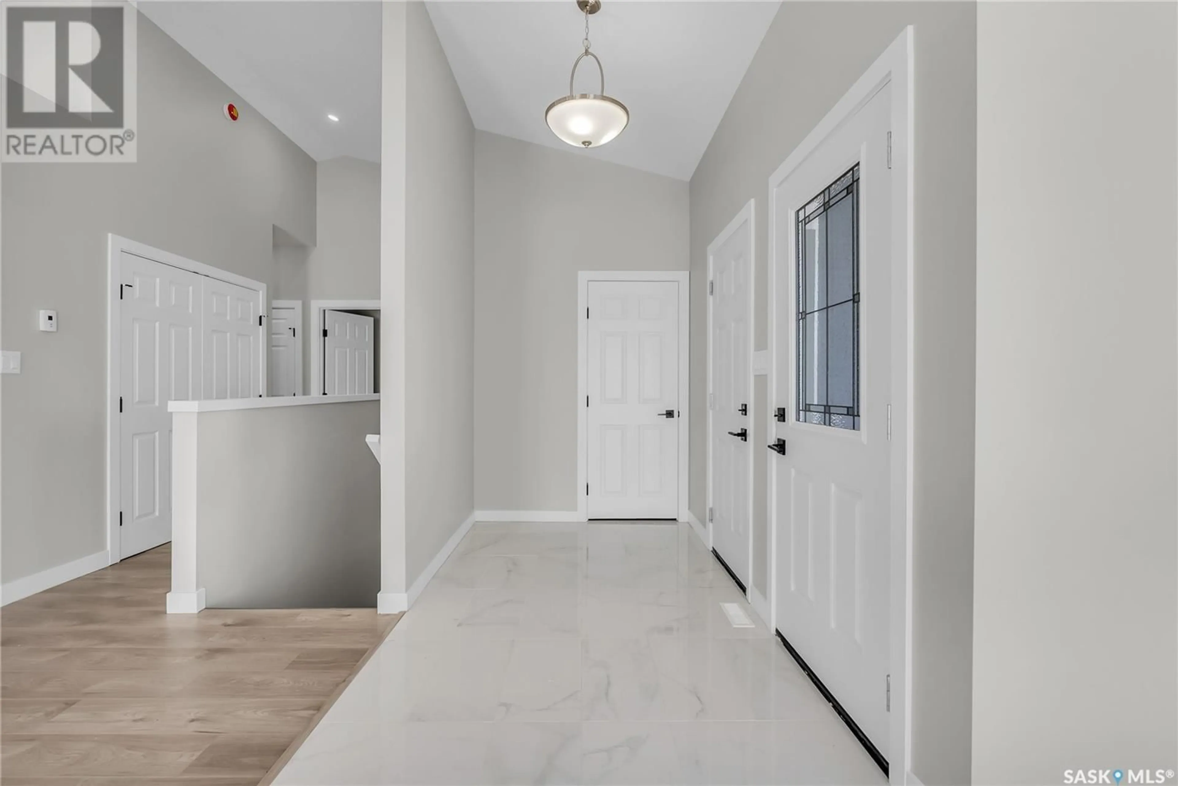 Indoor entryway for 570 KINLOCH COURT, Saskatoon Saskatchewan S7M5X2