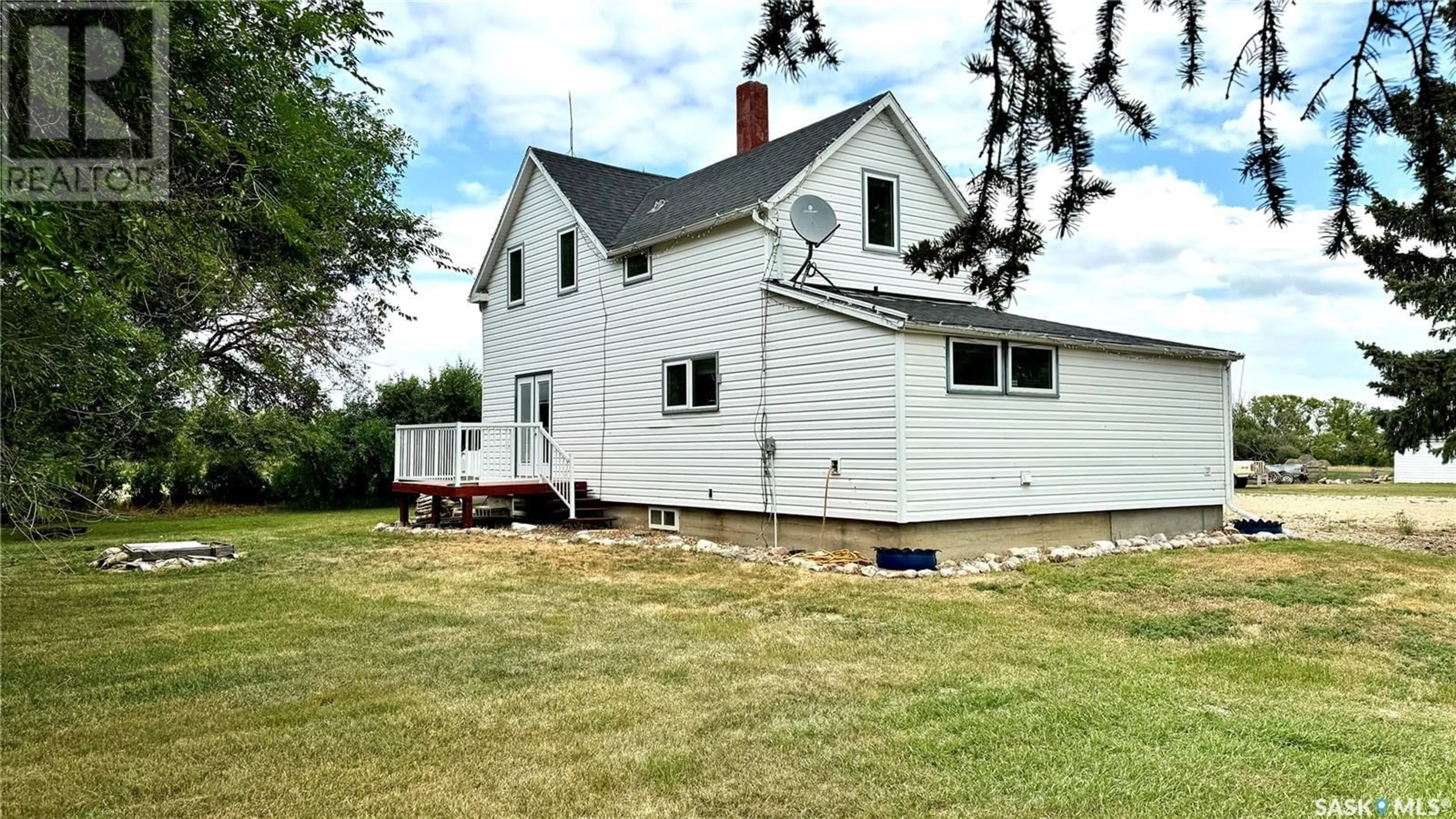 Home with vinyl exterior material, building for Davidson SK Acreage, Arm River Rm No. 252 Saskatchewan S0G1A0