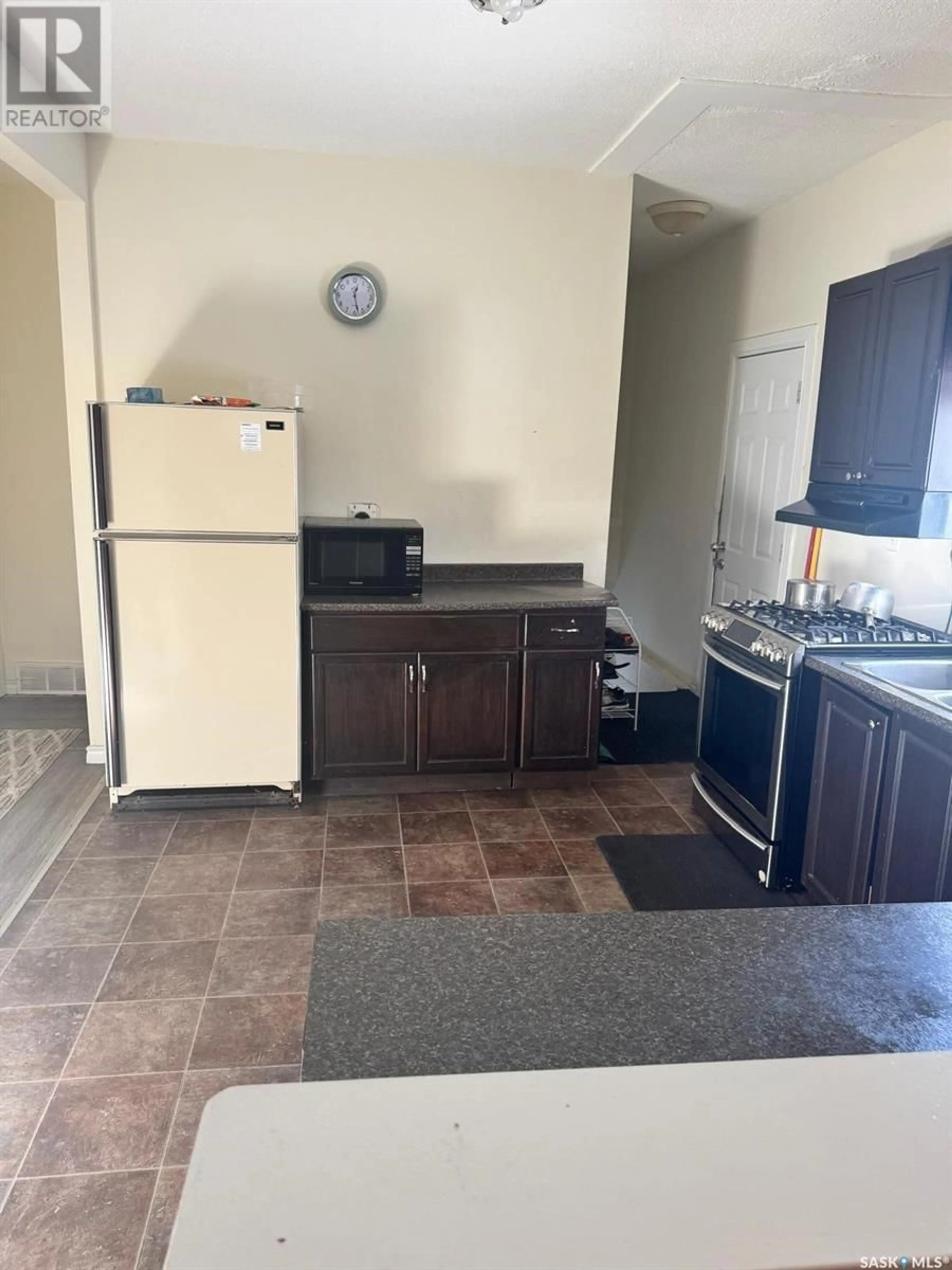 Standard kitchen, unknown for 1447 Rae STREET, Regina Saskatchewan S4T2C5