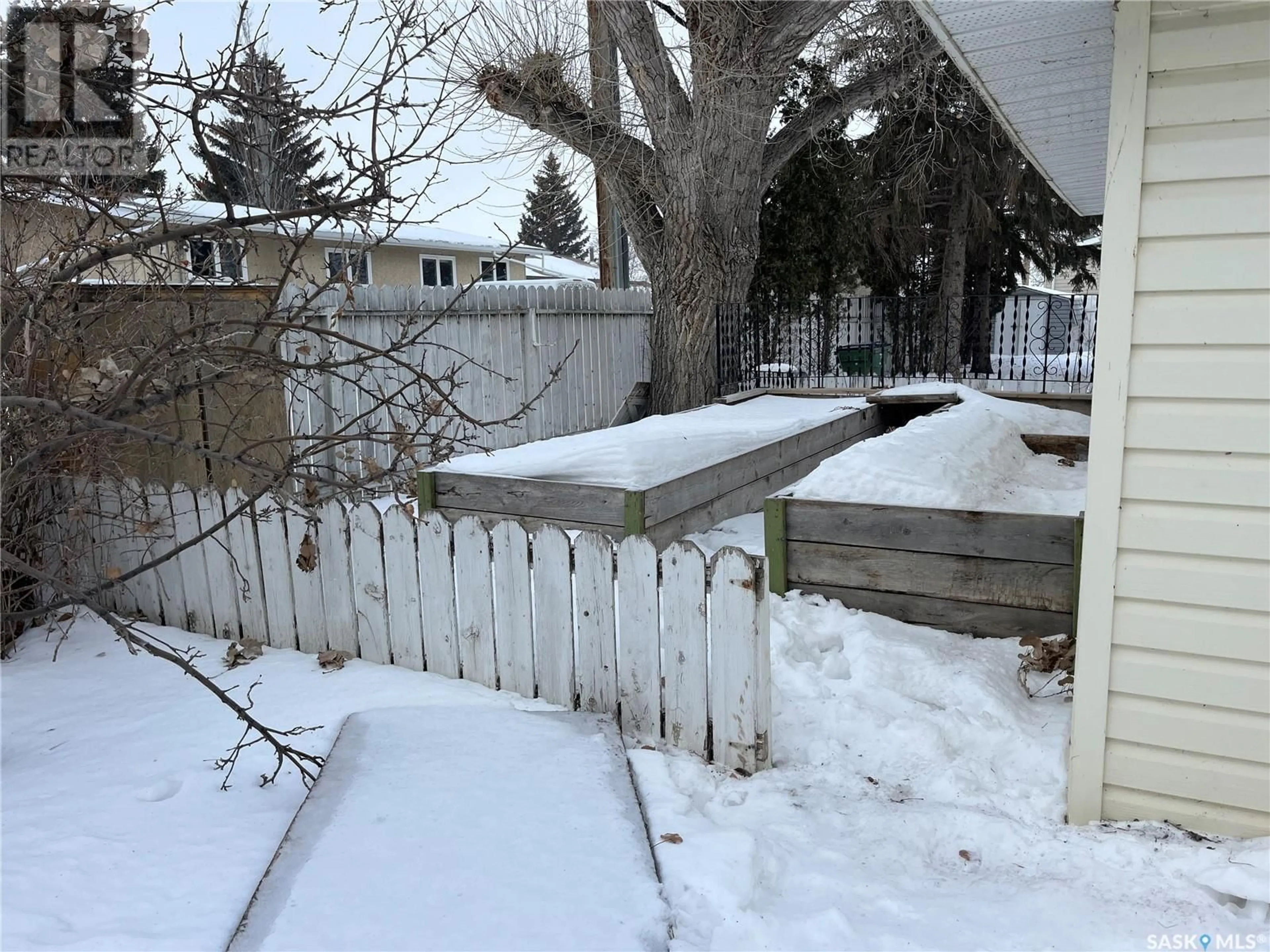 Patio, street for 644 Dufferin AVENUE SE, Moose Jaw Saskatchewan S6H6A7