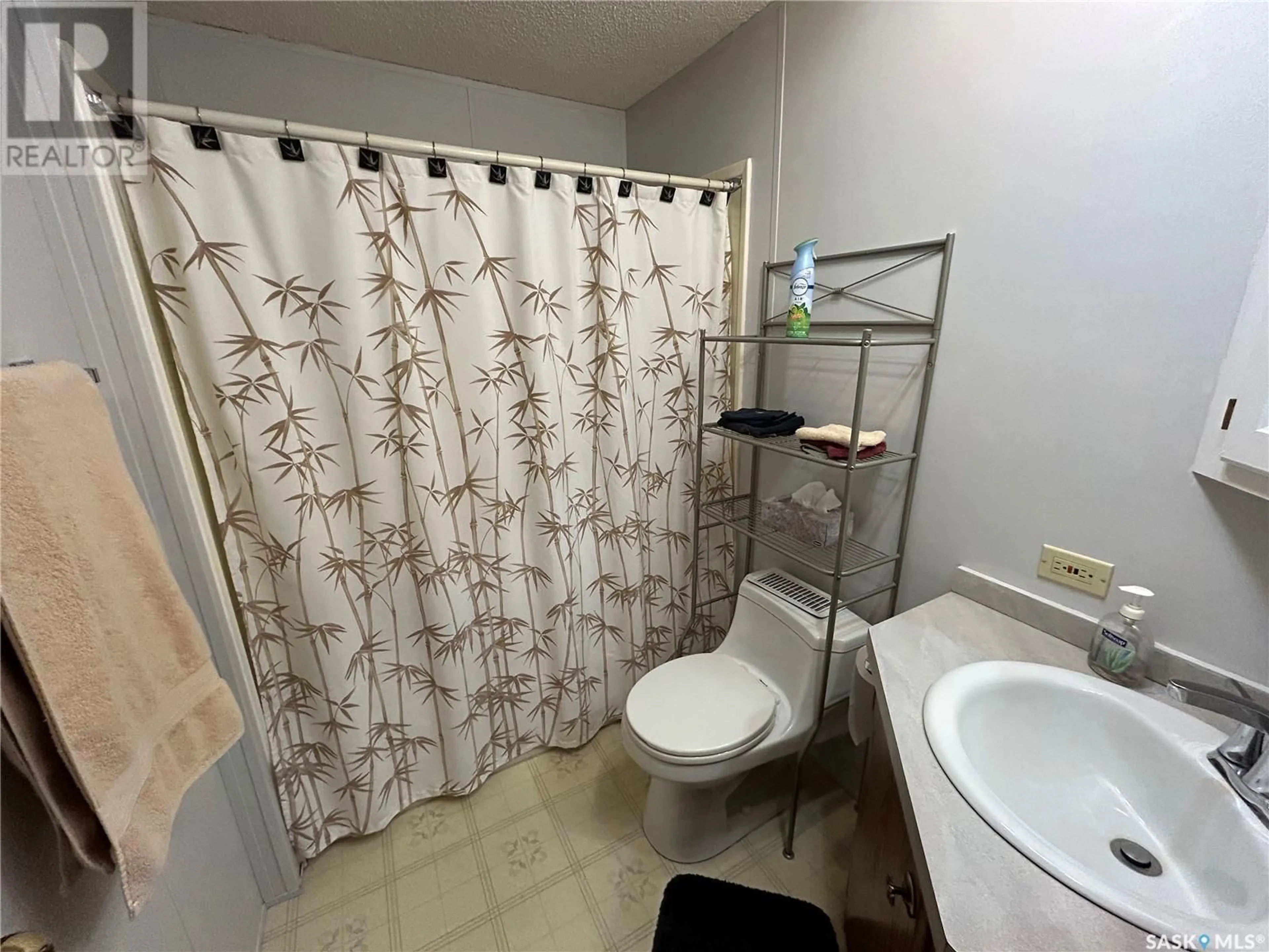 Standard bathroom, unknown for F20 1455 9th AVENUE NE, Moose Jaw Saskatchewan S6J1C6