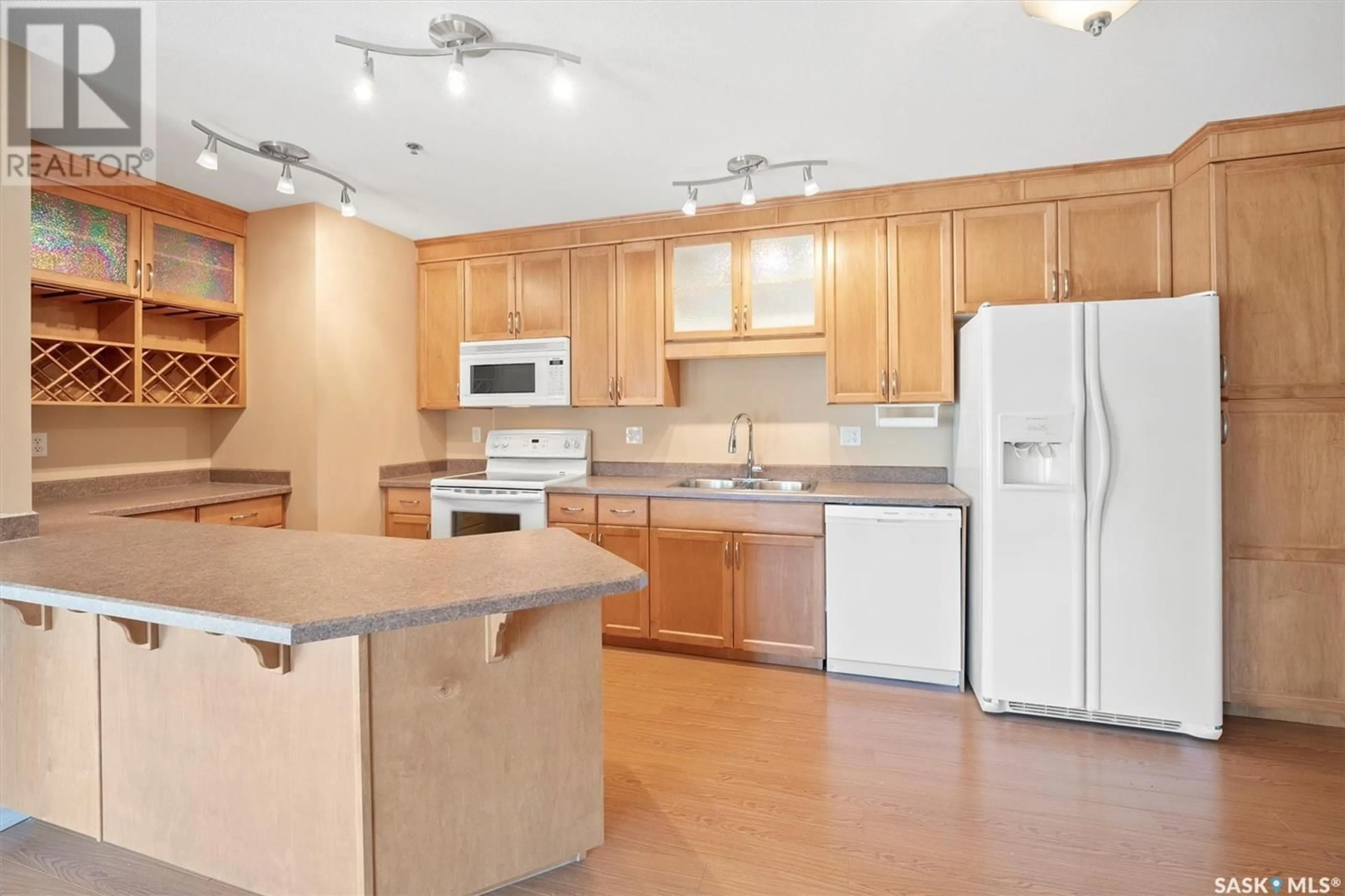 Standard kitchen, unknown for 502 902 Spadina CRESCENT E, Saskatoon Saskatchewan S7K0G8