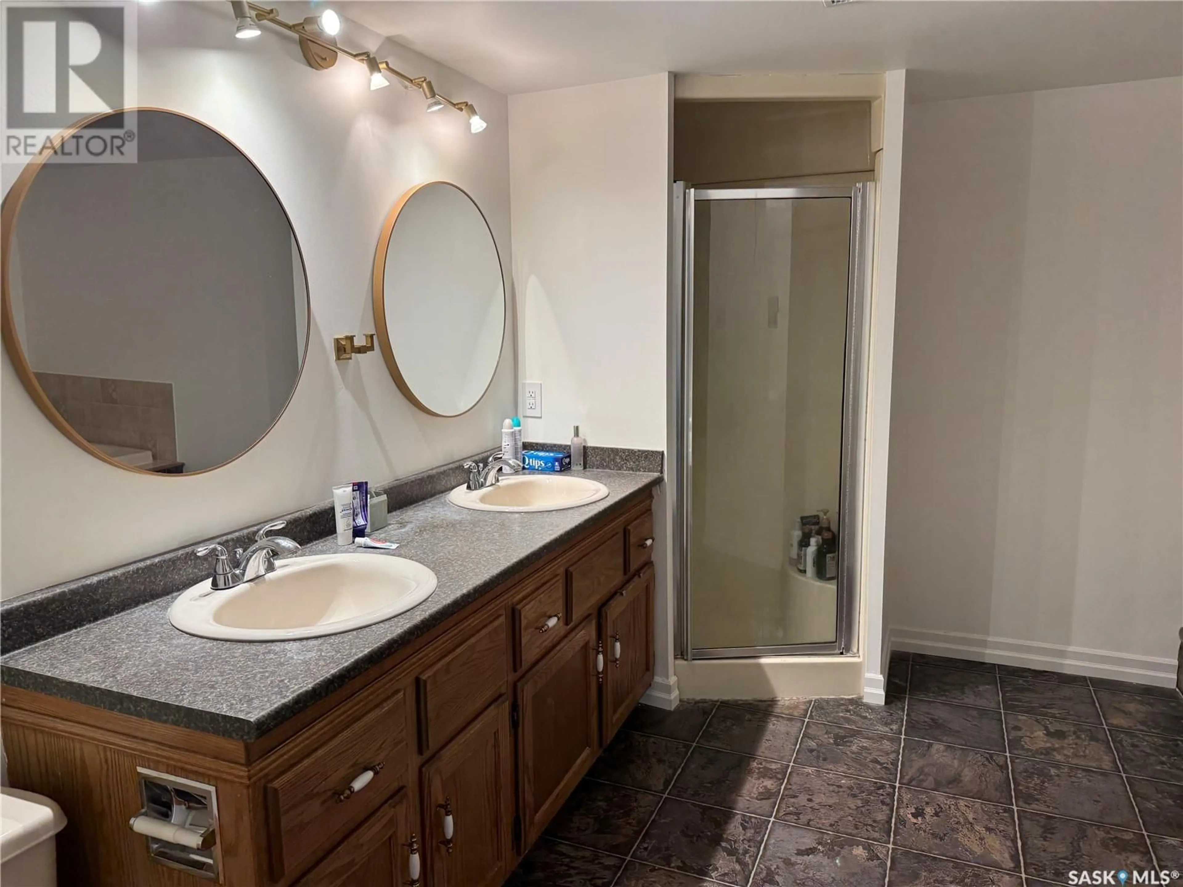 Standard bathroom, ceramic/tile floor for 202 2237 McIntyre STREET, Regina Saskatchewan S4P2S1