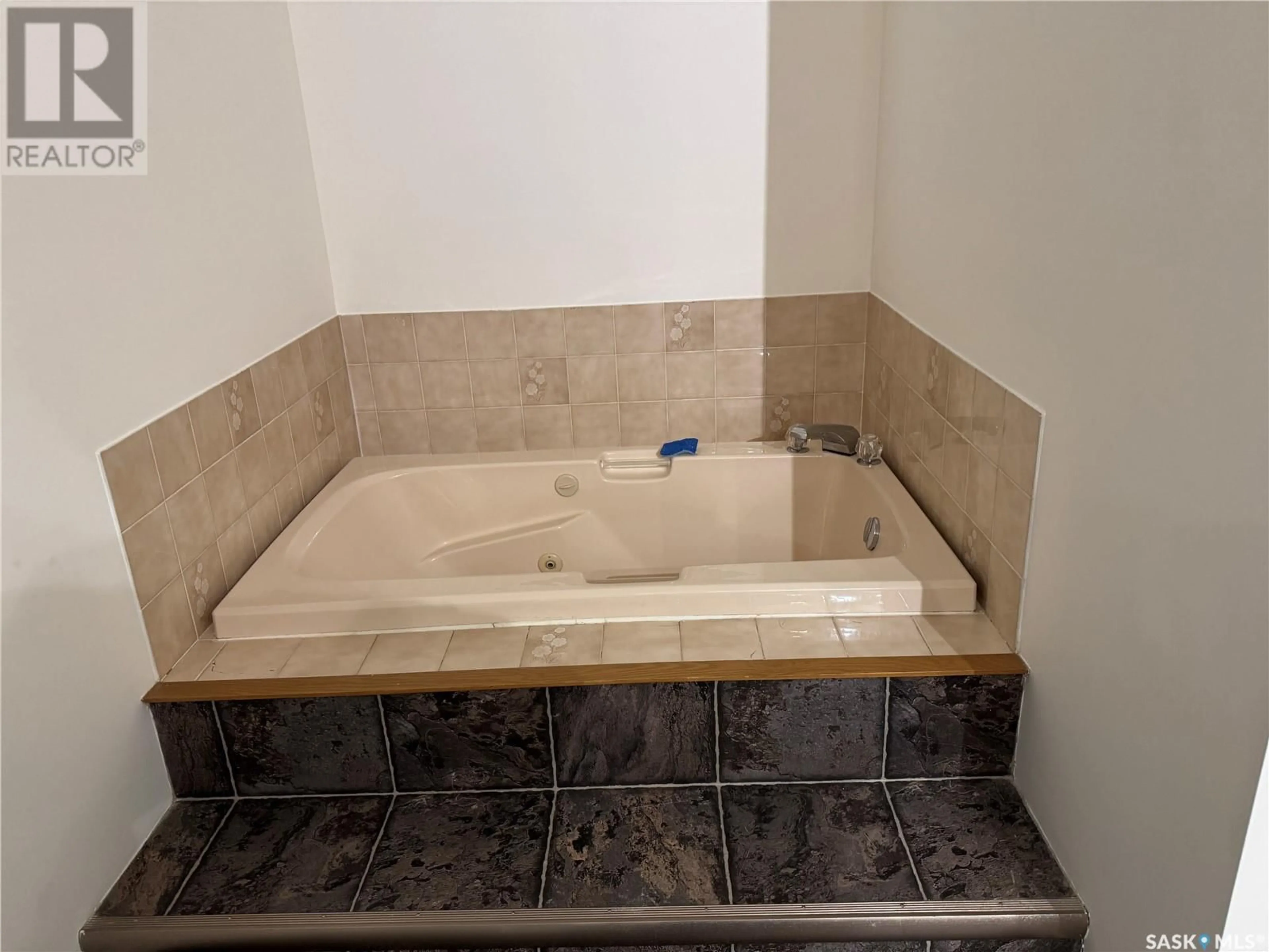 Standard bathroom, ceramic/tile floor for 202 2237 McIntyre STREET, Regina Saskatchewan S4P2S1