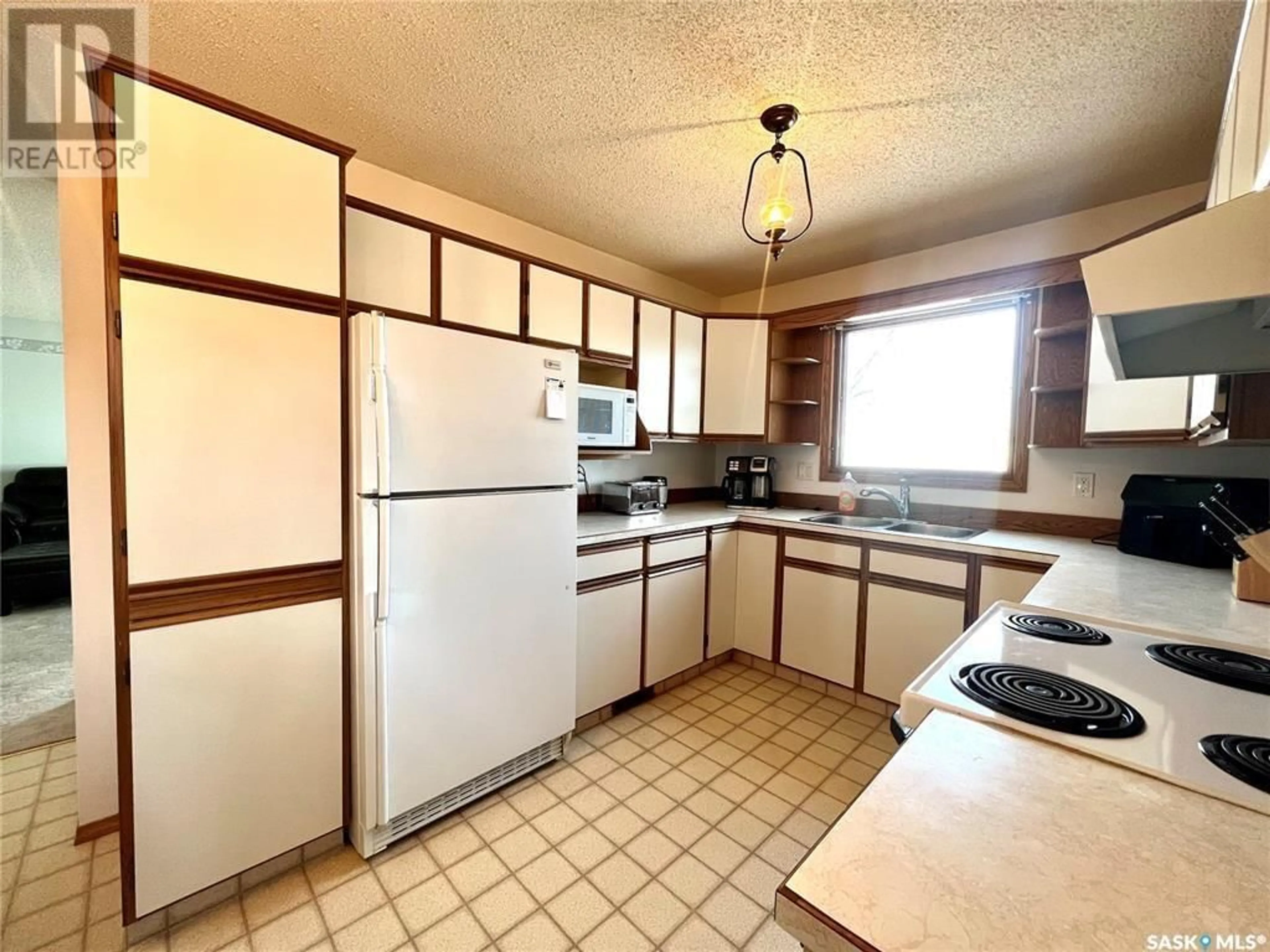 Standard kitchen, unknown for 510 Reid CRESCENT, Swift Current Saskatchewan S9H4Y5