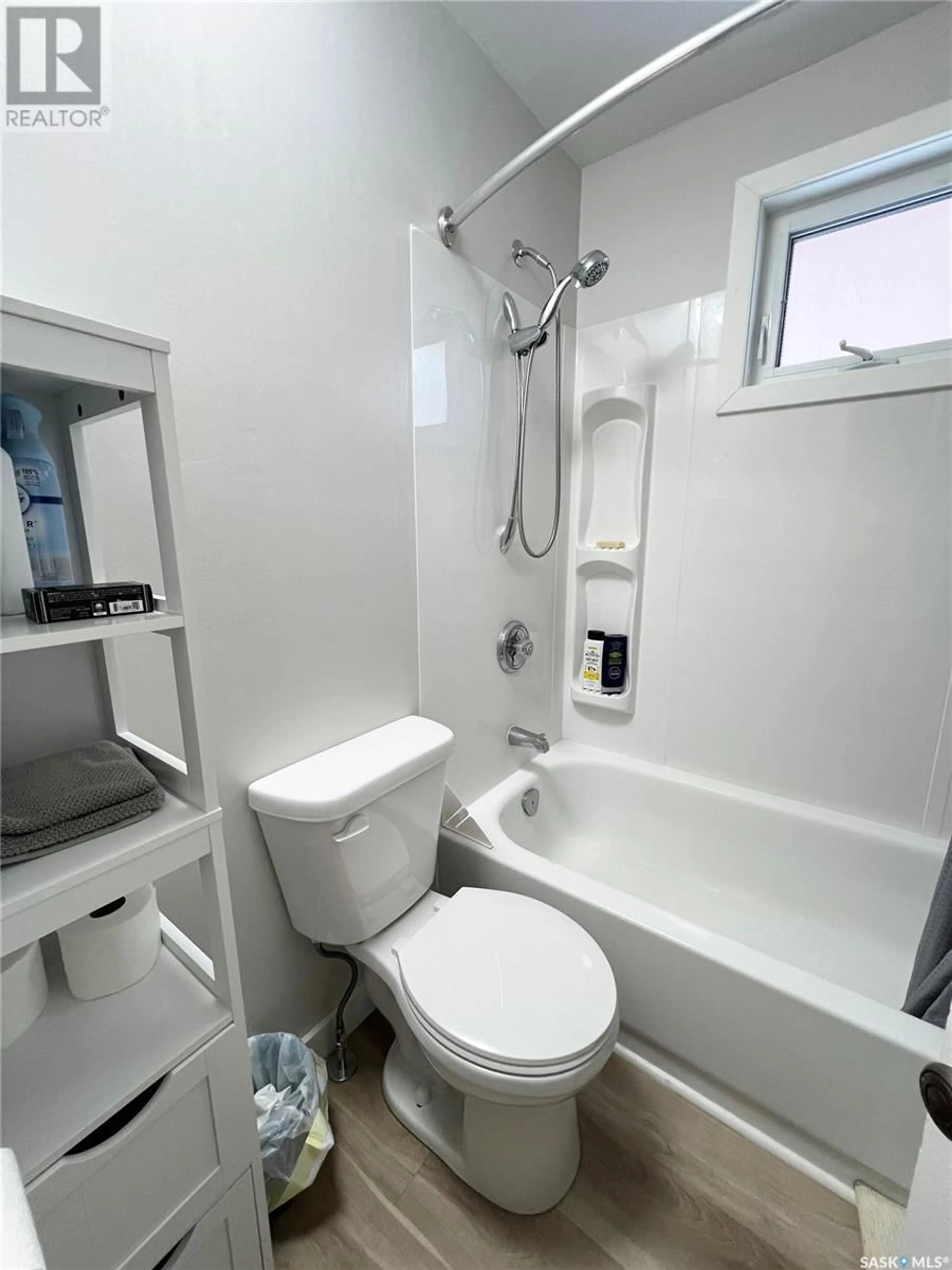 Standard bathroom, unknown for 505 Crawford AVENUE W, Melfort Saskatchewan S0E1A0