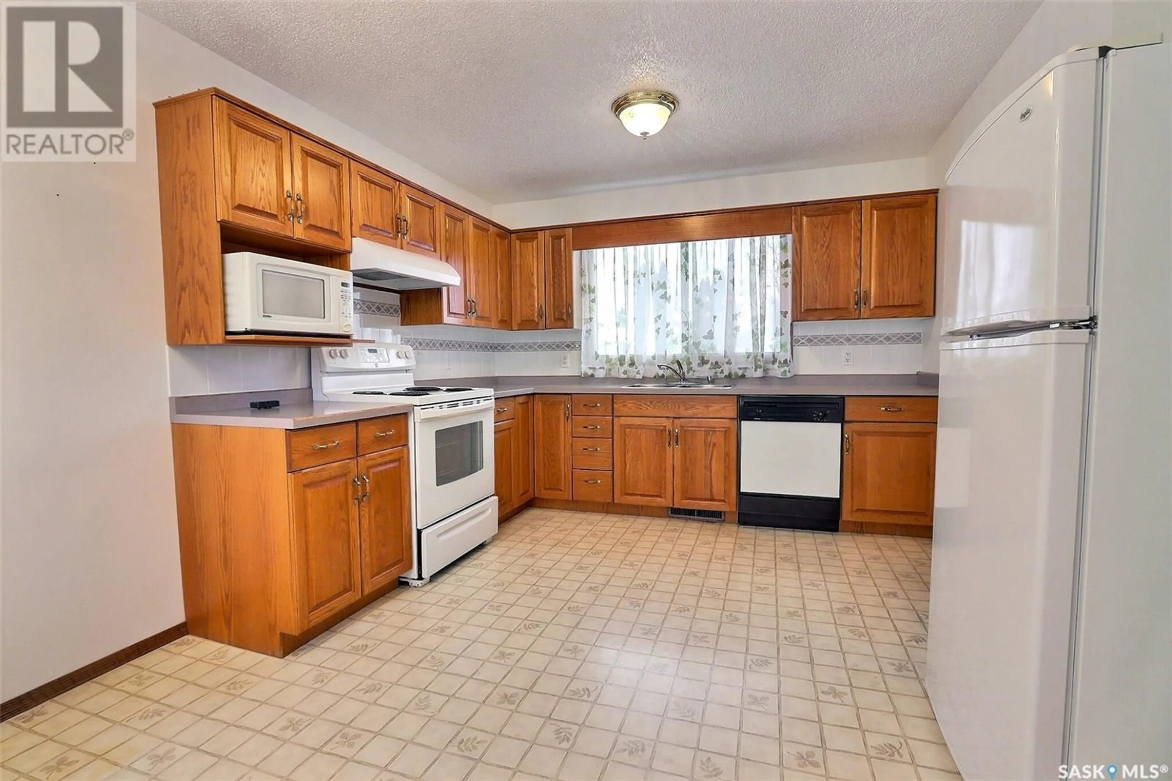 Standard kitchen, ceramic/tile floor for 578 Laurier DRIVE, Prince Albert Saskatchewan S6V5M3