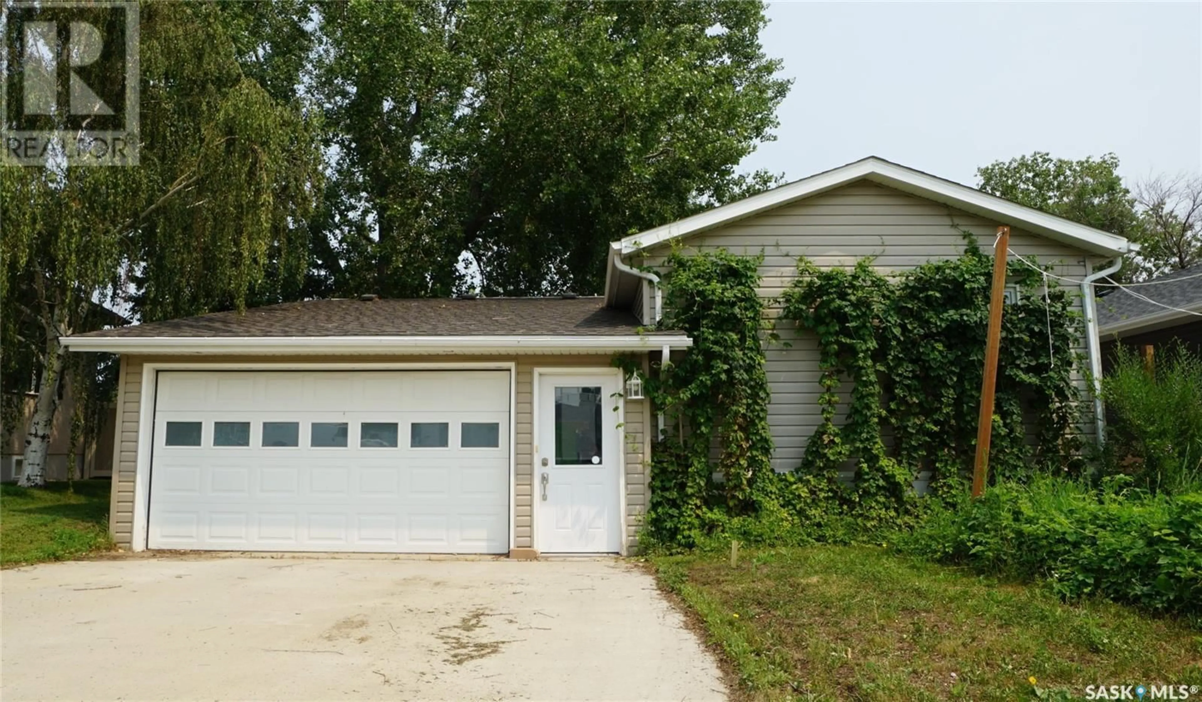 Home with vinyl exterior material, street for 402 4TH AVENUE, Avonlea Saskatchewan S0H0C0