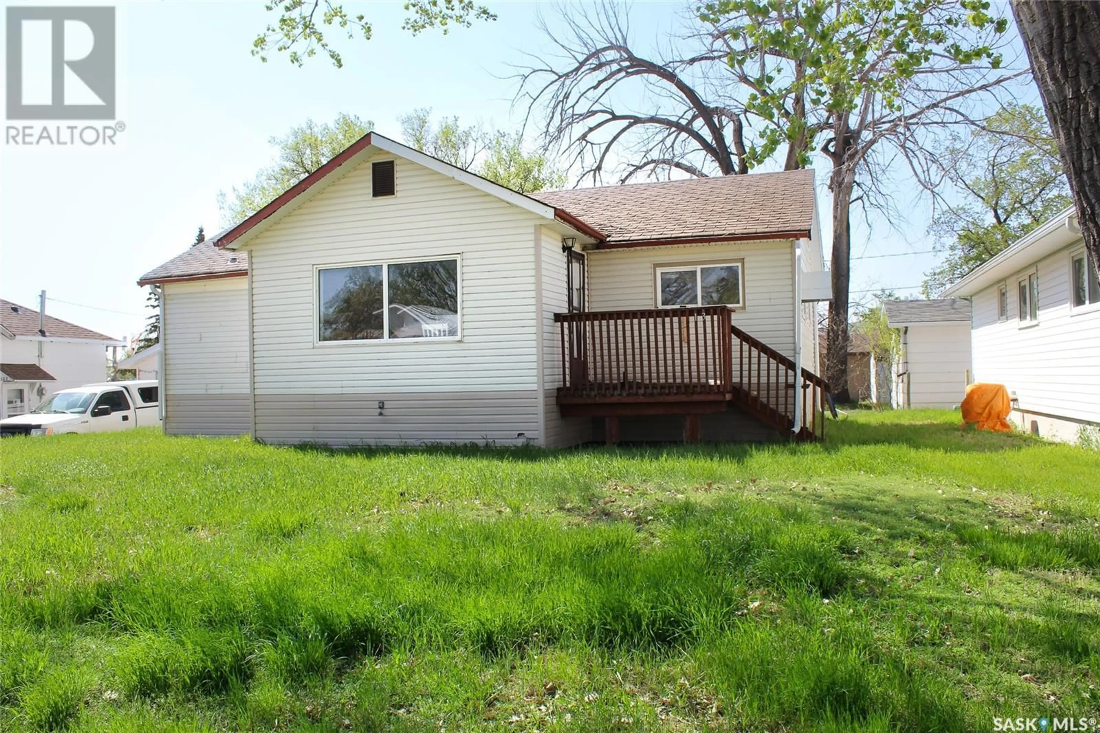 Home with vinyl exterior material, street for 138 Redcoat DRIVE, Eastend Saskatchewan S0N0T0