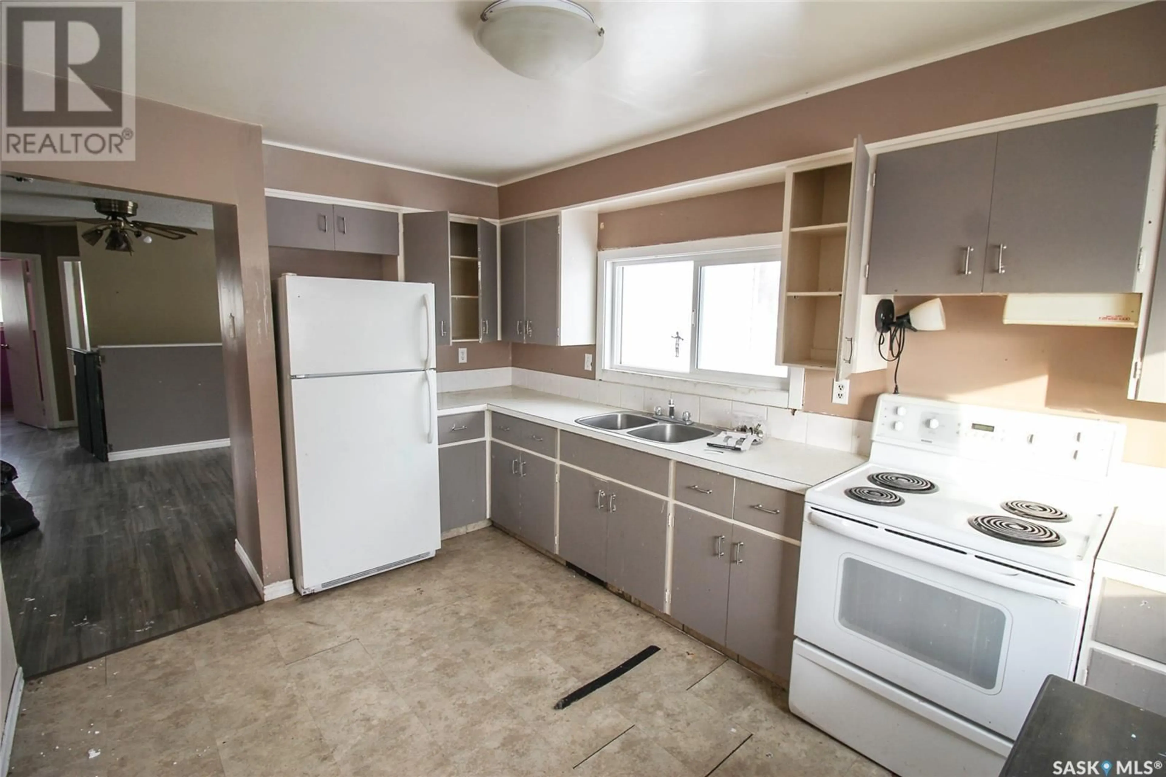 Standard kitchen, unknown for 138 Redcoat DRIVE, Eastend Saskatchewan S0N0T0