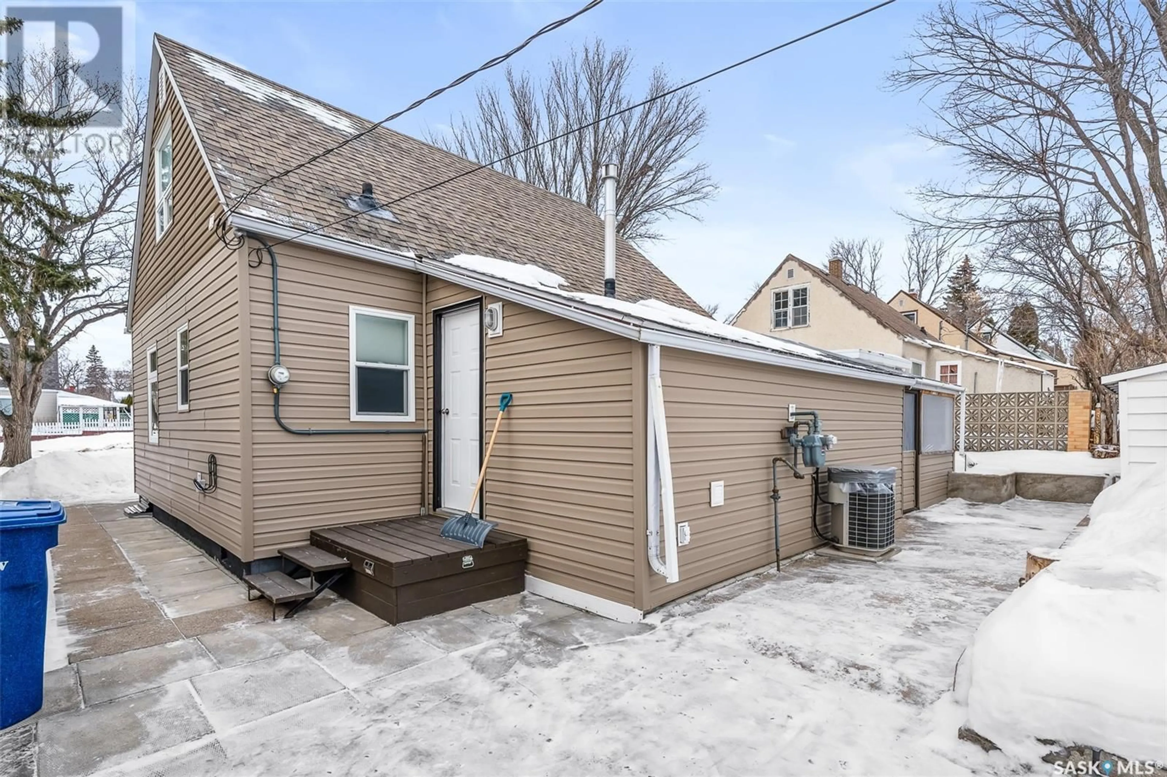 Patio, street for 1133 4th AVENUE NE, Moose Jaw Saskatchewan S6H1J2