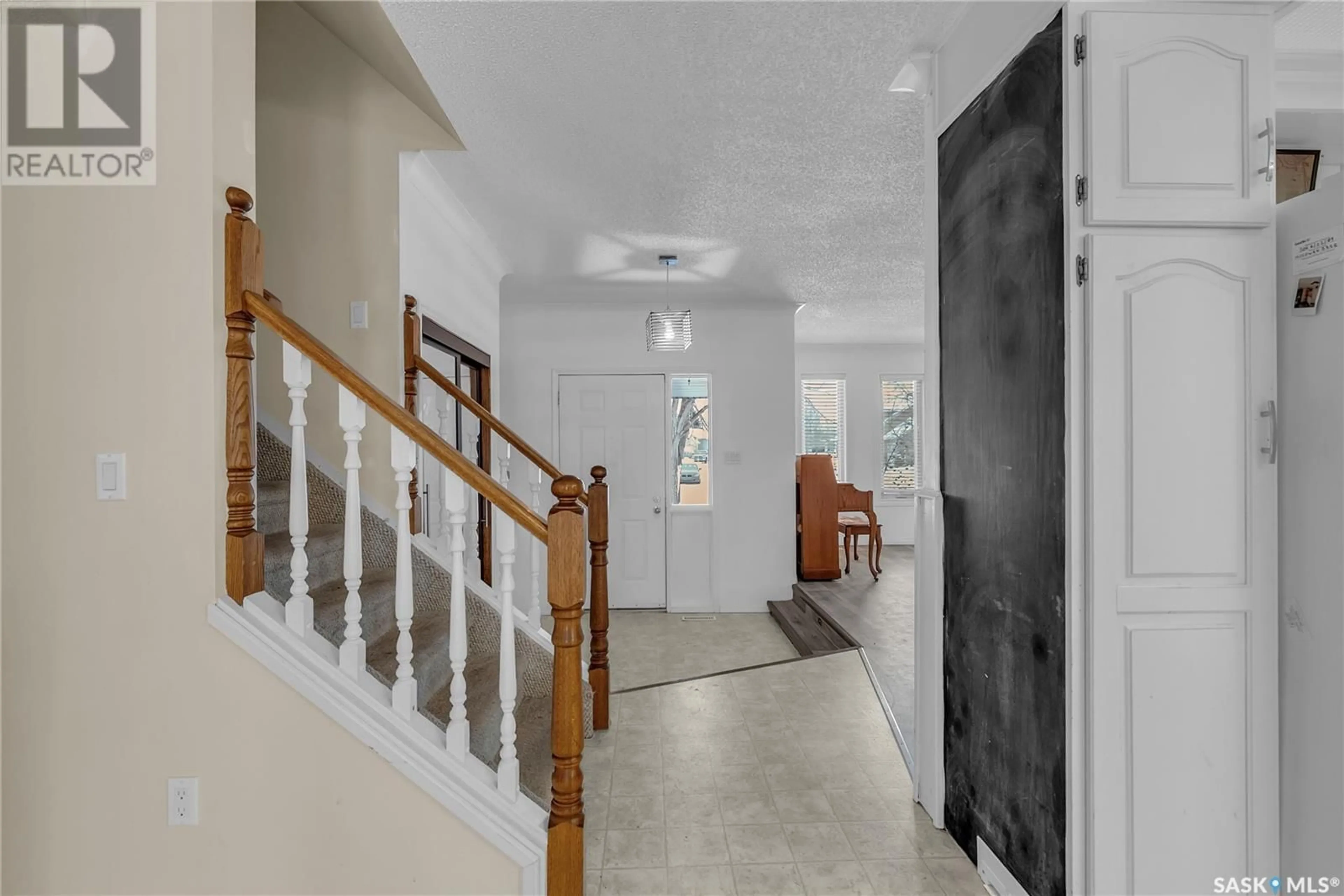 Indoor foyer for 122 Mulcaster CRESCENT, Saskatoon Saskatchewan S7N4A7