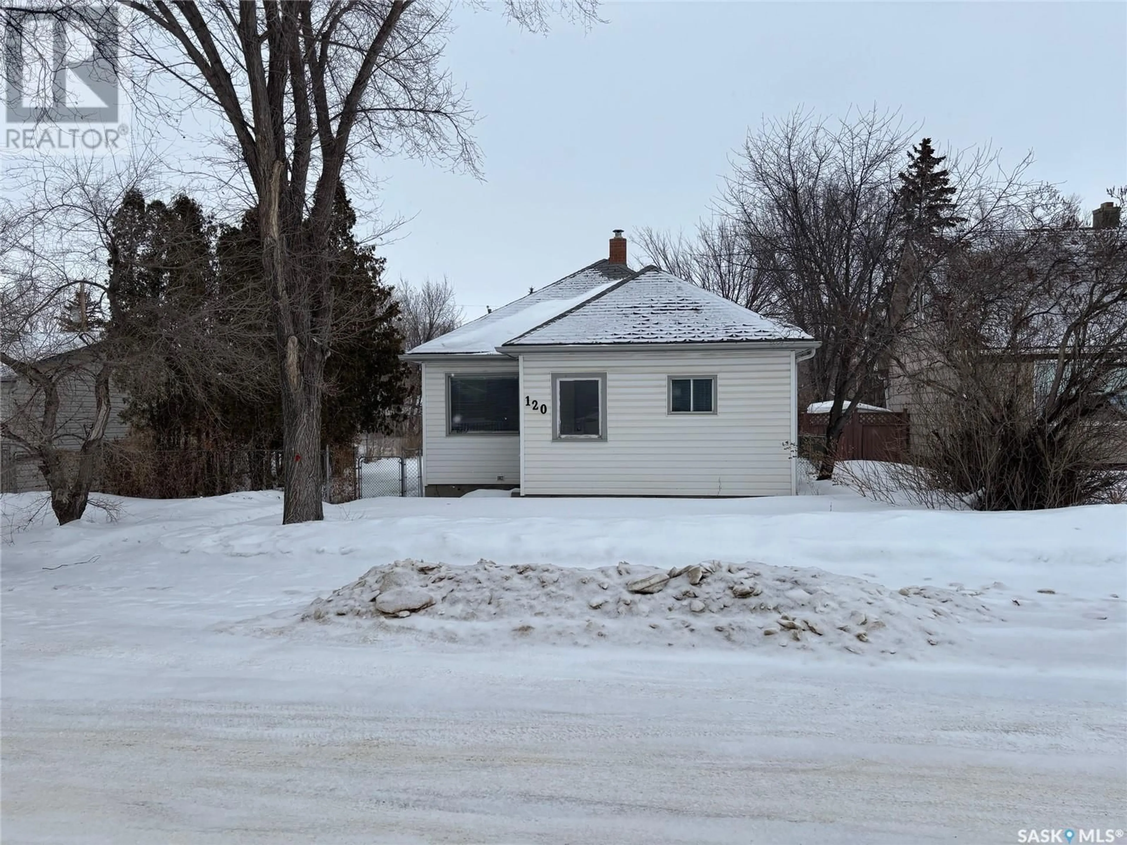 Shed for 120 Iroquois STREET W, Moose Jaw Saskatchewan S6H5A6