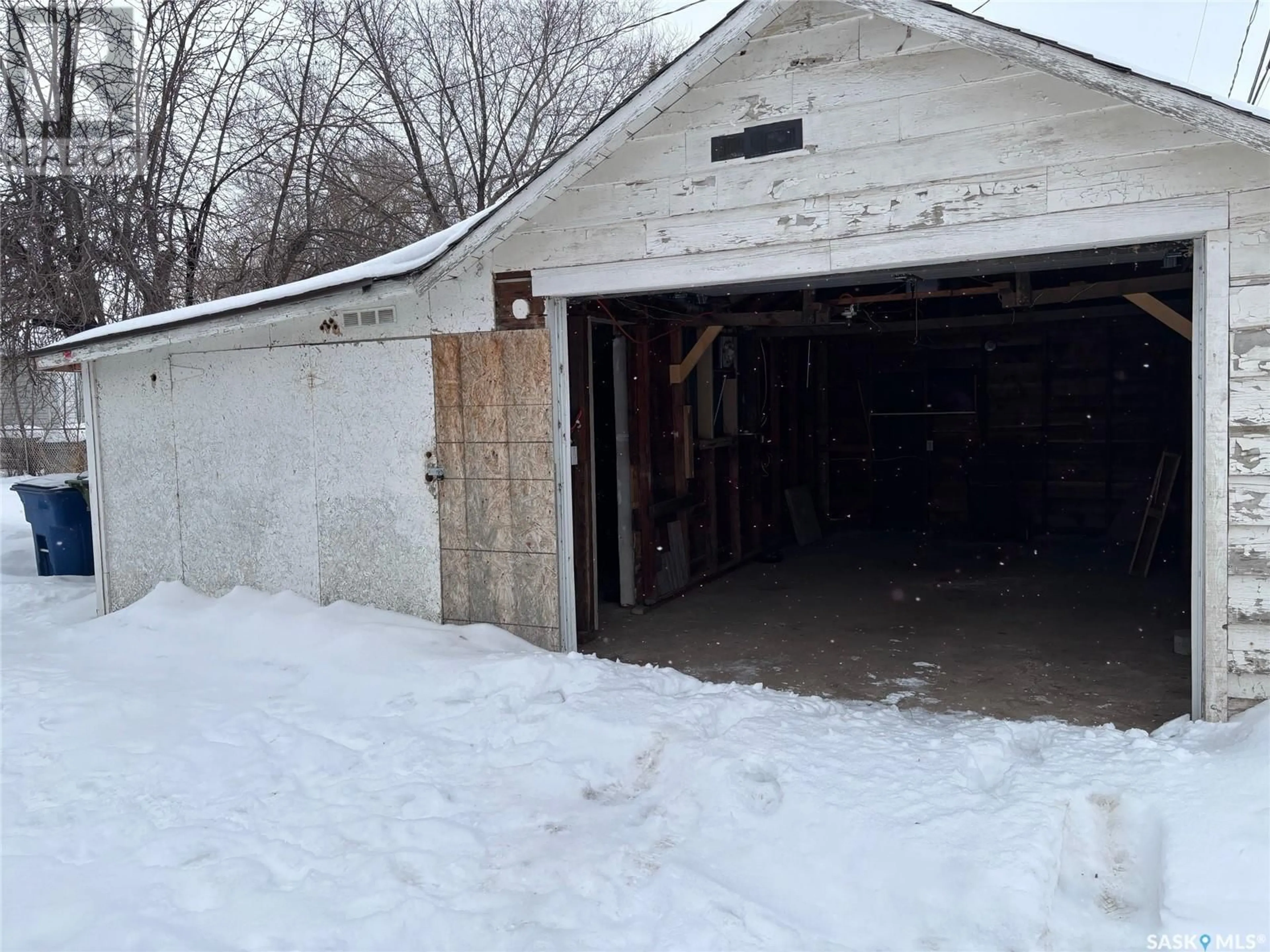 Indoor garage for 120 Iroquois STREET W, Moose Jaw Saskatchewan S6H5A6