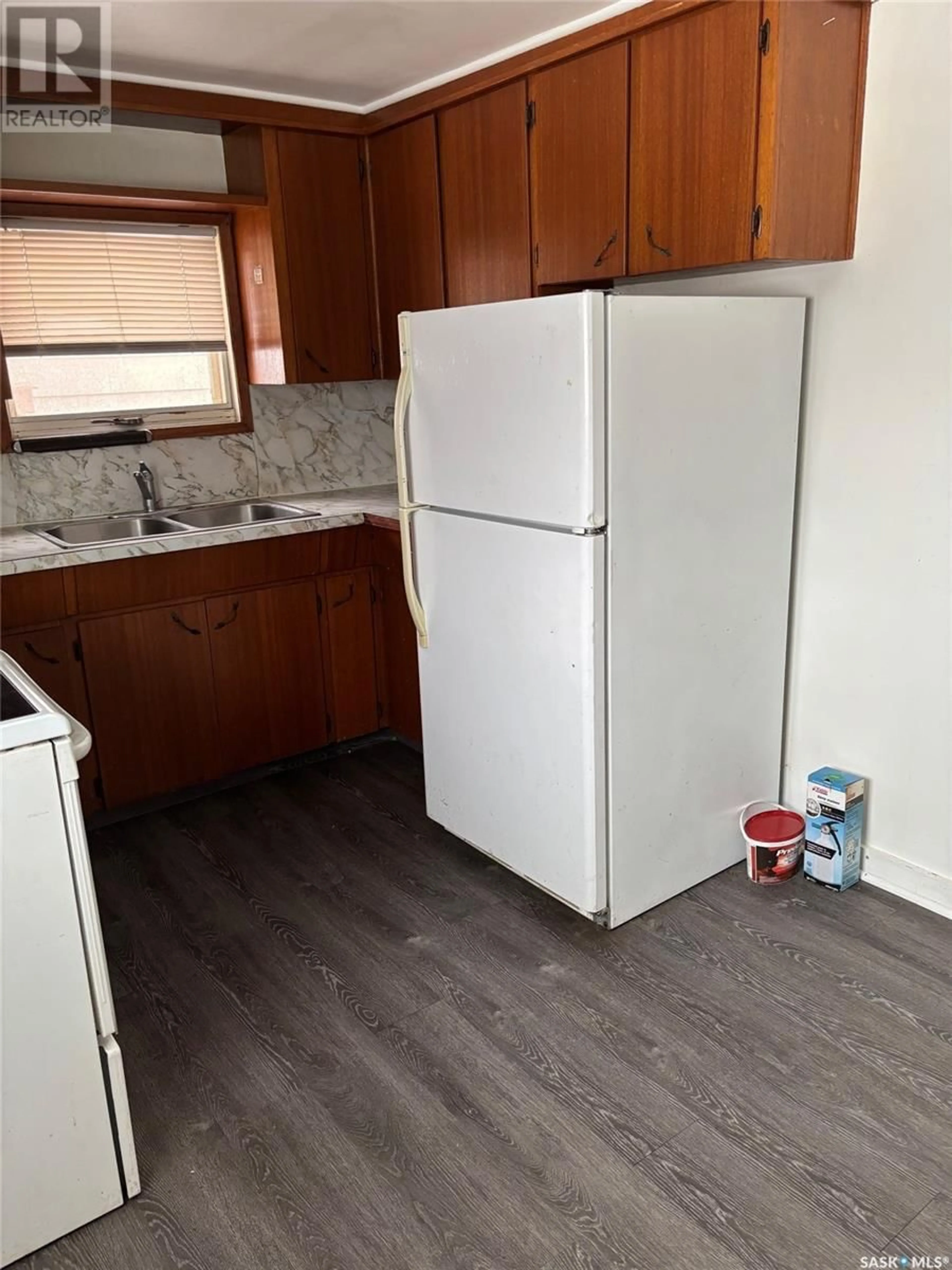 Standard kitchen, unknown for 120 Iroquois STREET W, Moose Jaw Saskatchewan S6H5A6