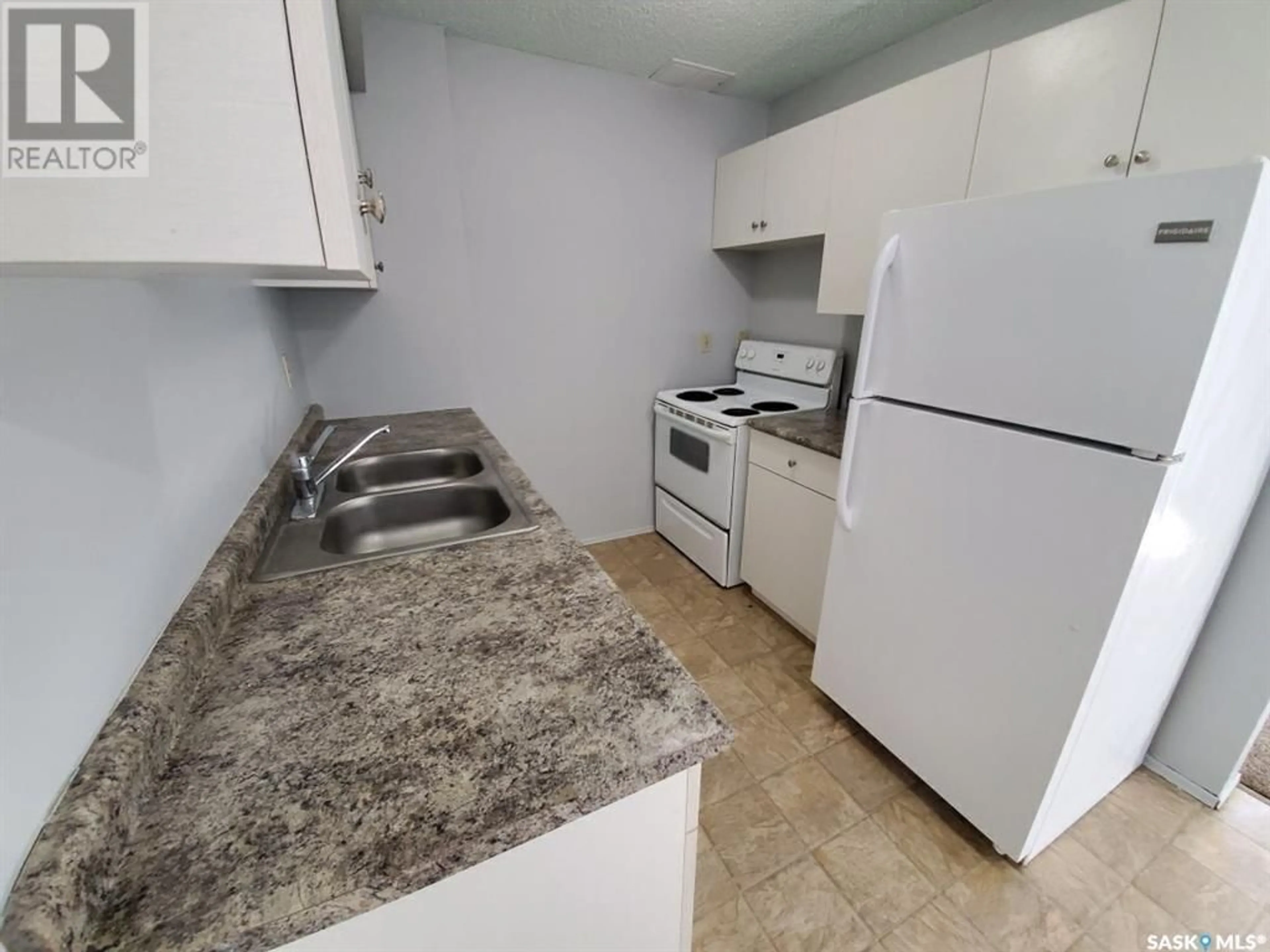 Standard kitchen, unknown for 4150 Castle ROAD, Regina Saskatchewan S4S6A4