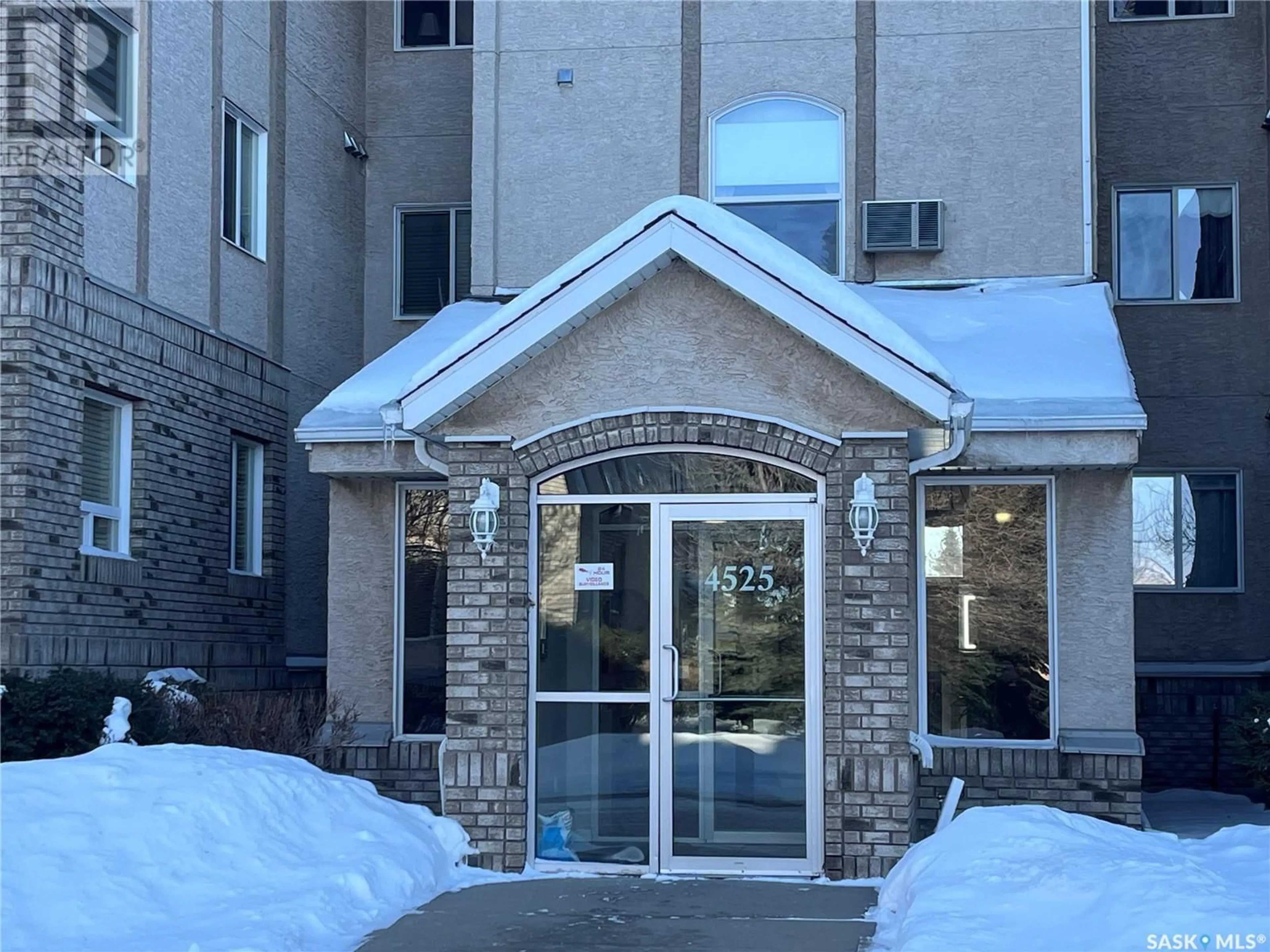 Indoor foyer for 305 4525 MARIGOLD DRIVE, Regina Saskatchewan S4X4S7