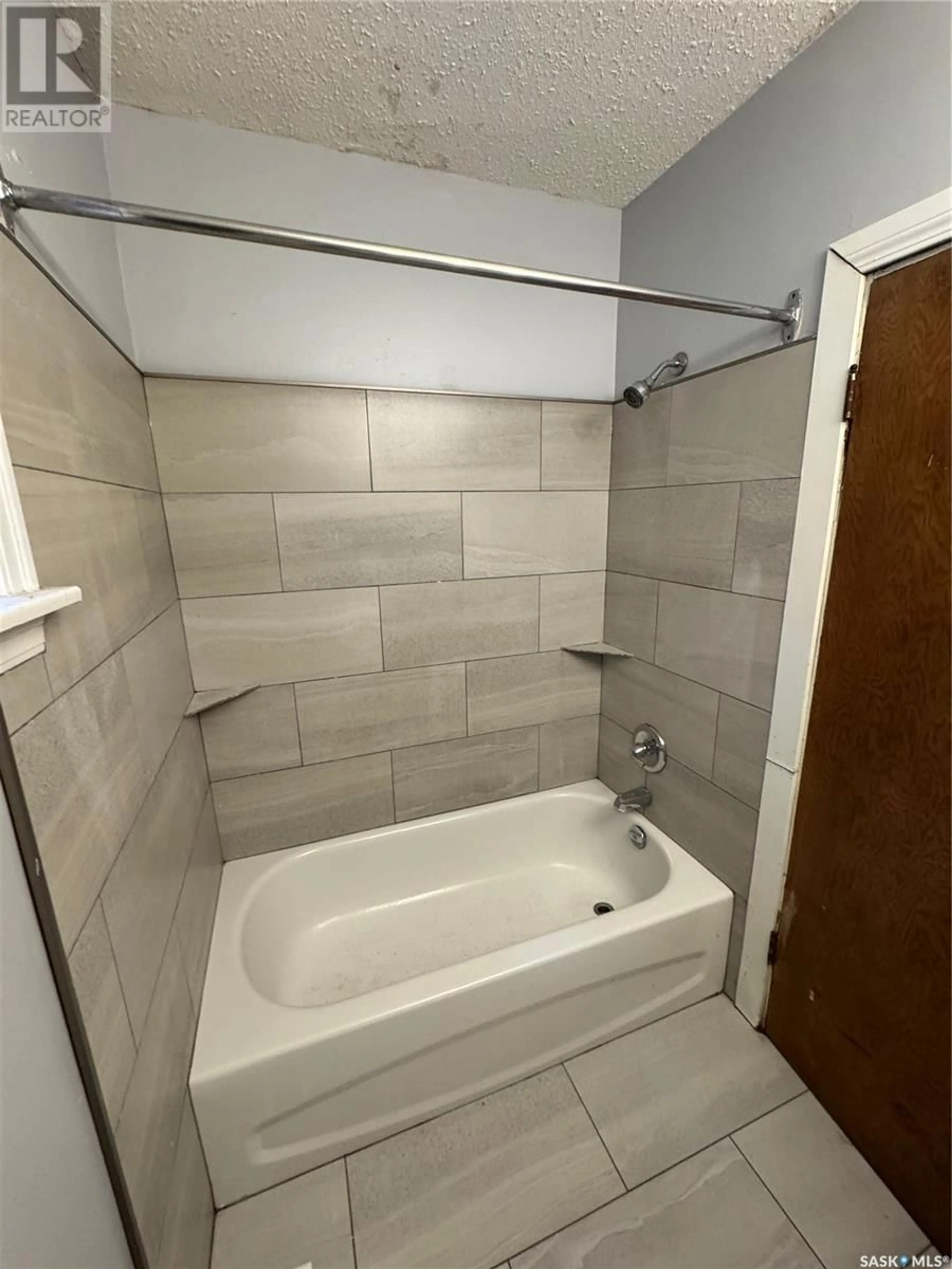 Standard bathroom, ceramic/tile floor for 1178 Argyle STREET, Regina Saskatchewan S4T3R5