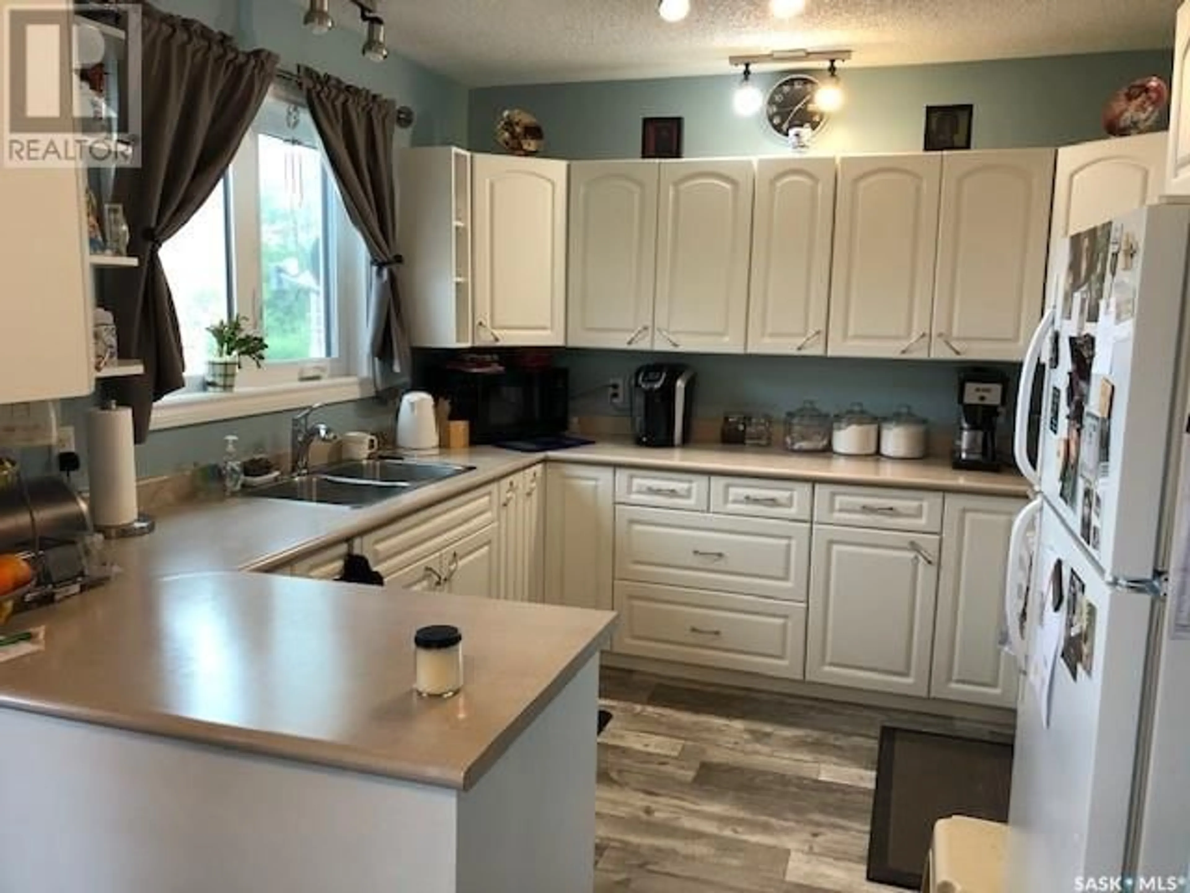 Open concept kitchen, ceramic/tile floor for Hamlet of Highgate, Battle River Rm No. 438 Saskatchewan S0M0E0