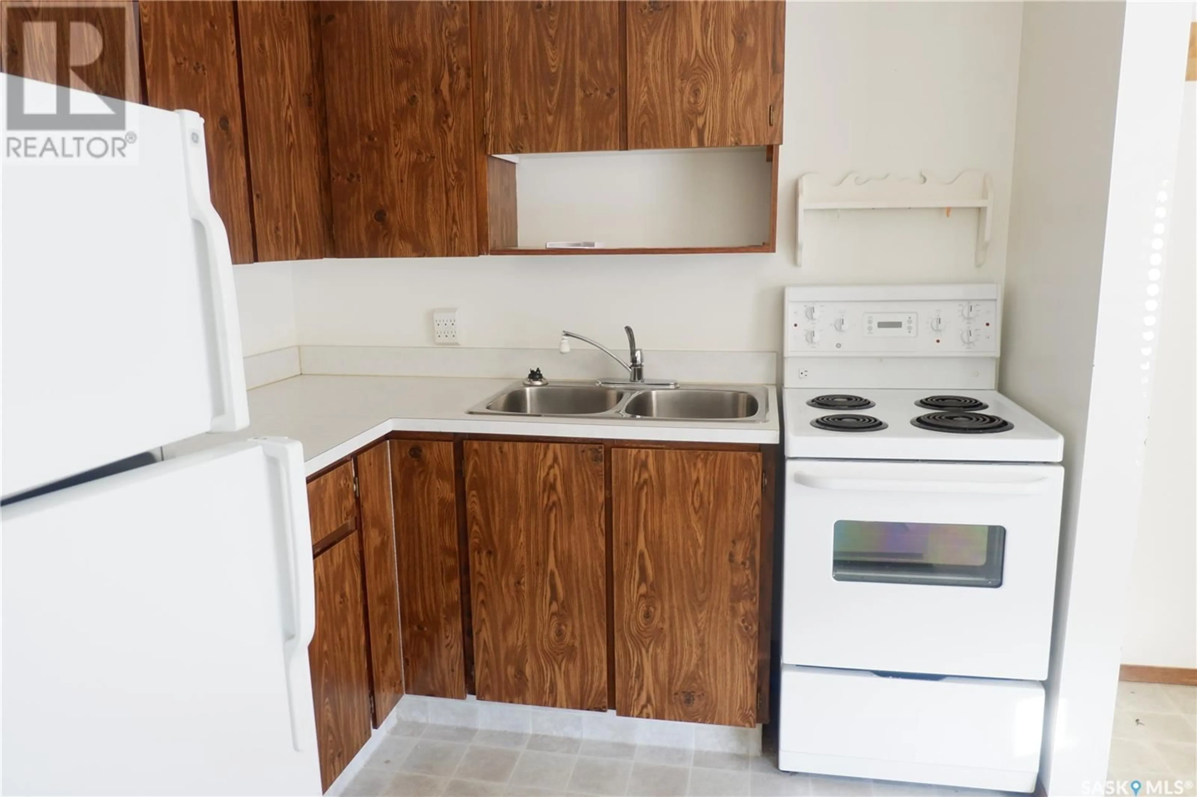 Standard kitchen, unknown for A&B 107 Brian STREET, Limerick Saskatchewan S0H2P0