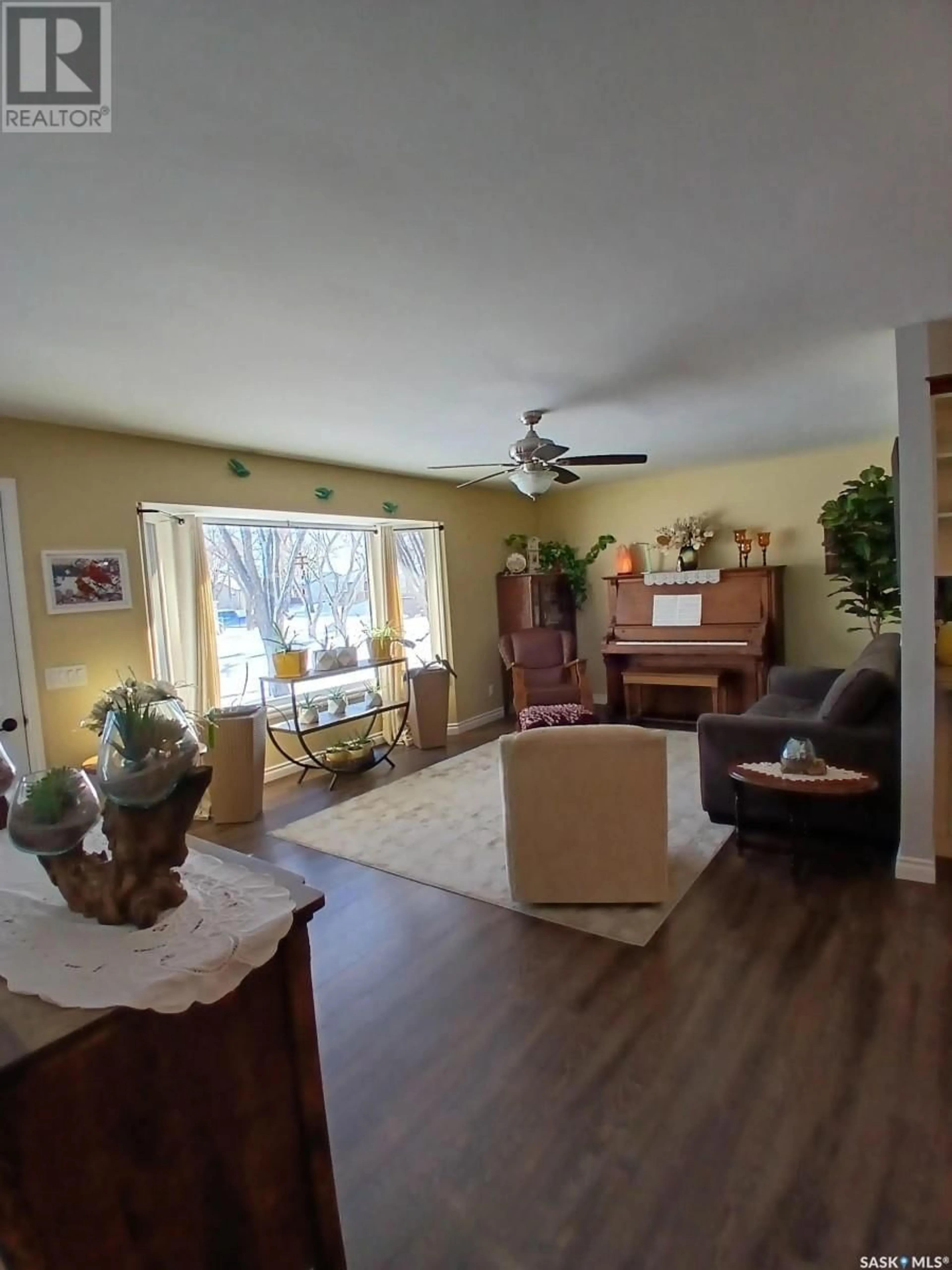 Living room with furniture, wood/laminate floor for 589 Poplar CRESCENT, Shaunavon Saskatchewan S0N2M0