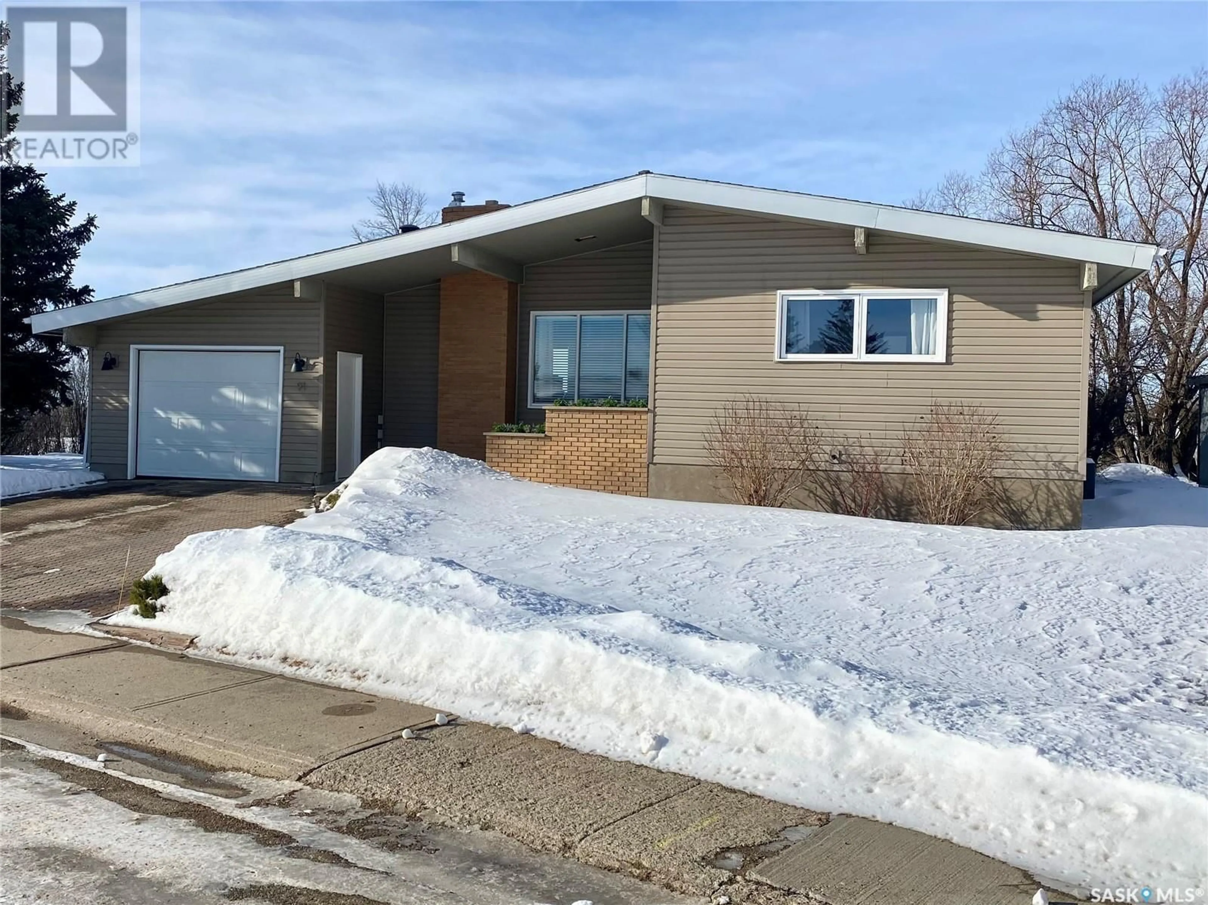 A pic from outside/outdoor area/front of a property/back of a property/a pic from drone, street for 91 MOIR DRIVE, Oxbow Saskatchewan S0C2B0