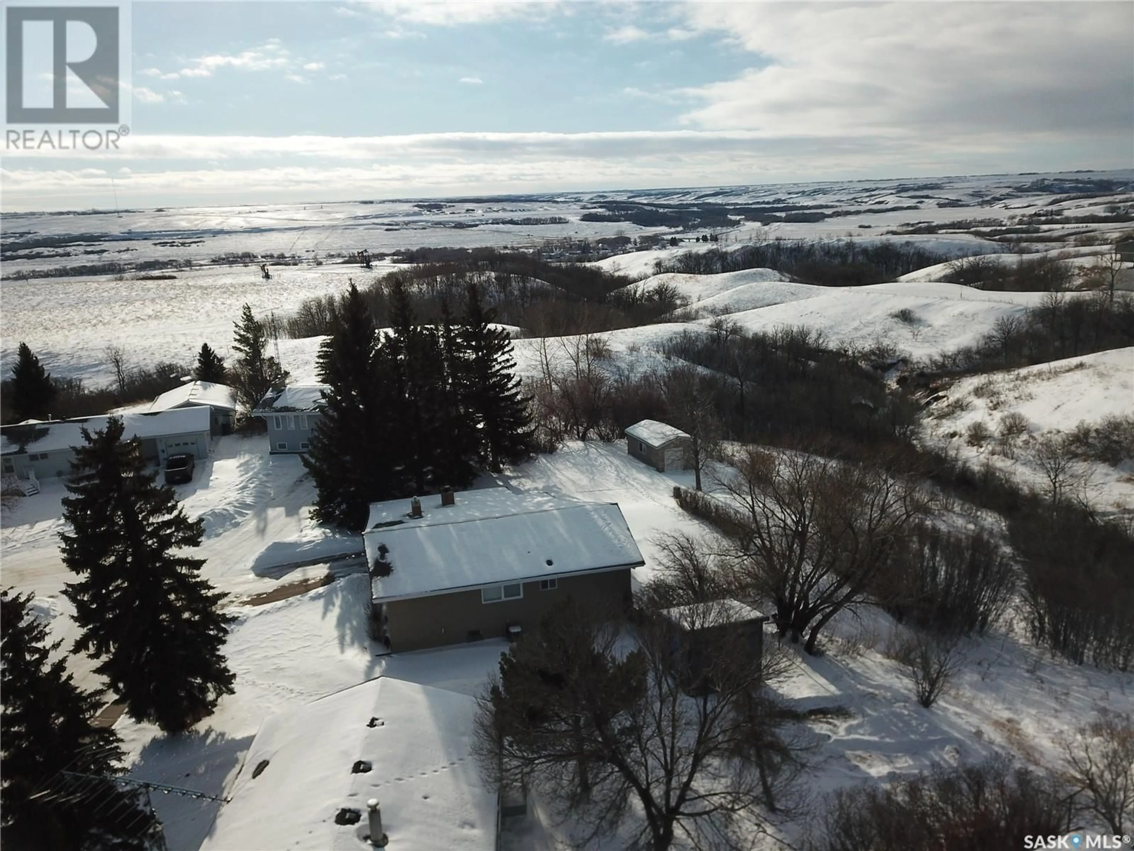 A pic from outside/outdoor area/front of a property/back of a property/a pic from drone, unknown for 91 Moir DRIVE, Oxbow Saskatchewan S0C2B0