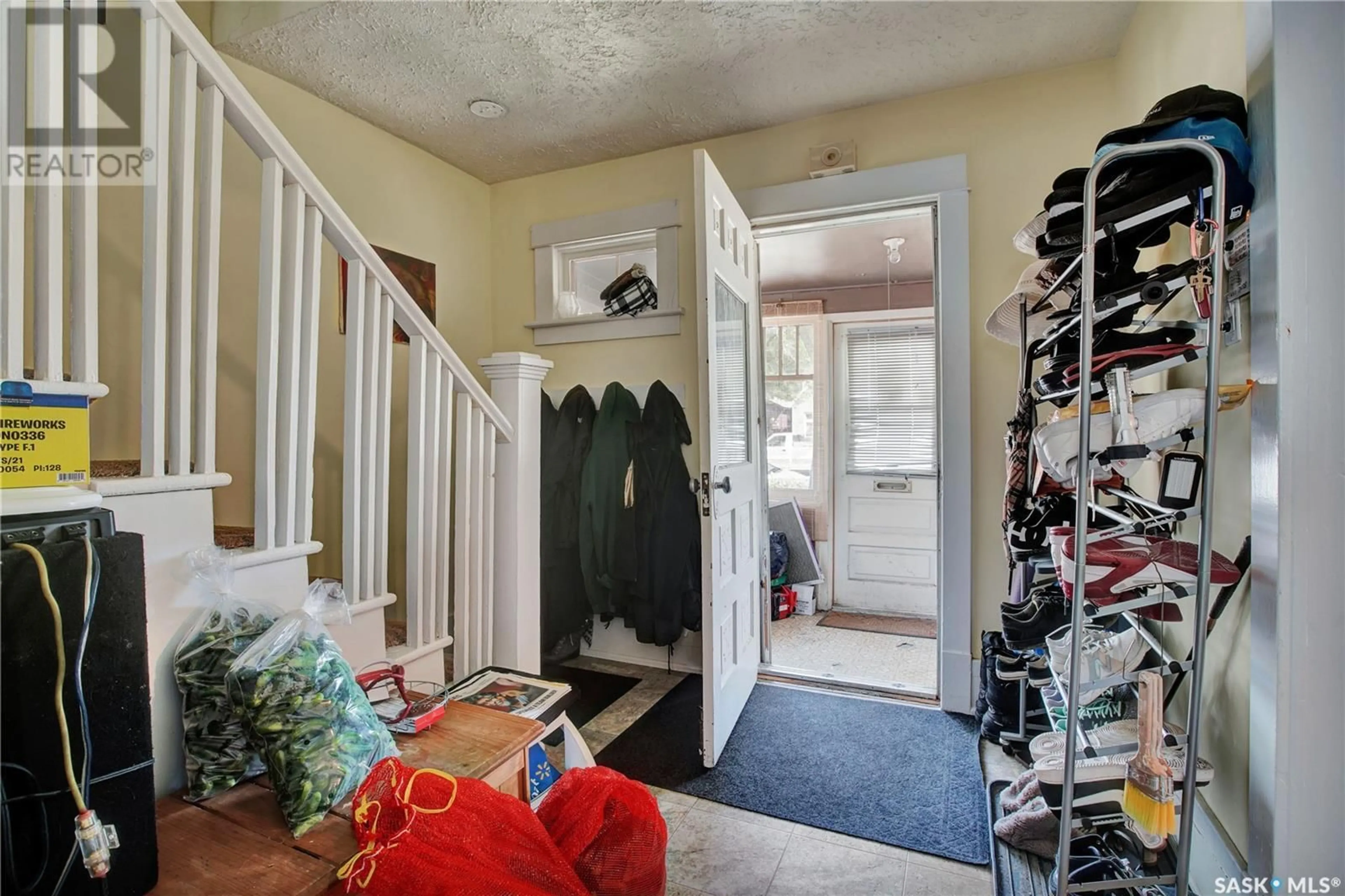 Indoor entryway for 815 H AVENUE N, Saskatoon Saskatchewan S7L2C3