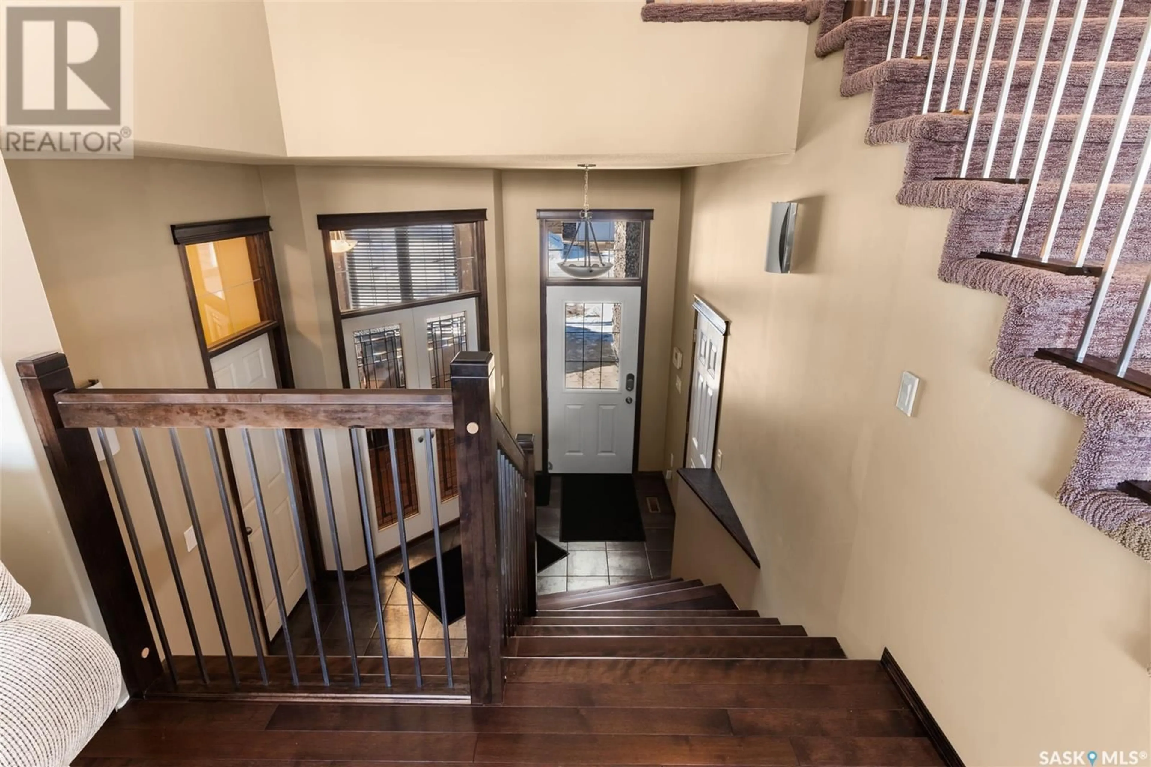 Indoor foyer for 4611 Shumiatcher CRESCENT, Regina Saskatchewan S4X0B8