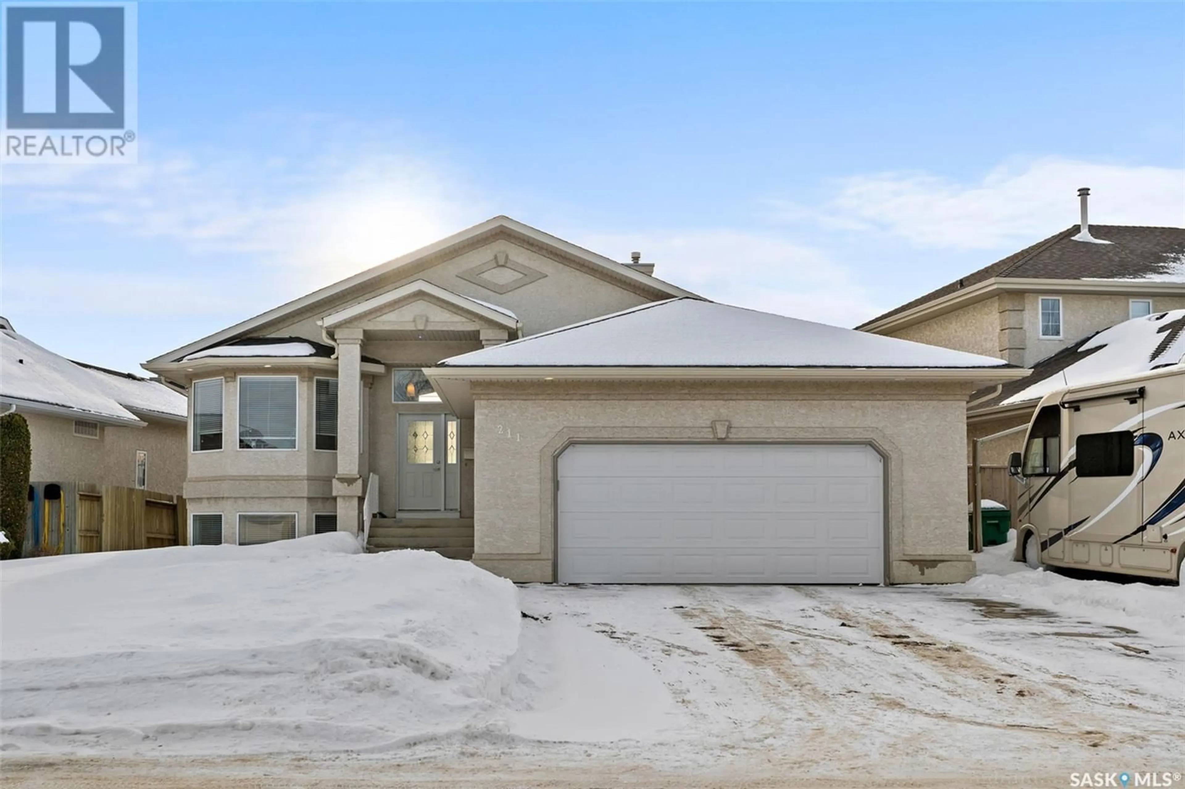 Home with vinyl exterior material, street for 211 Wright CRESCENT, Saskatoon Saskatchewan S7N4T6