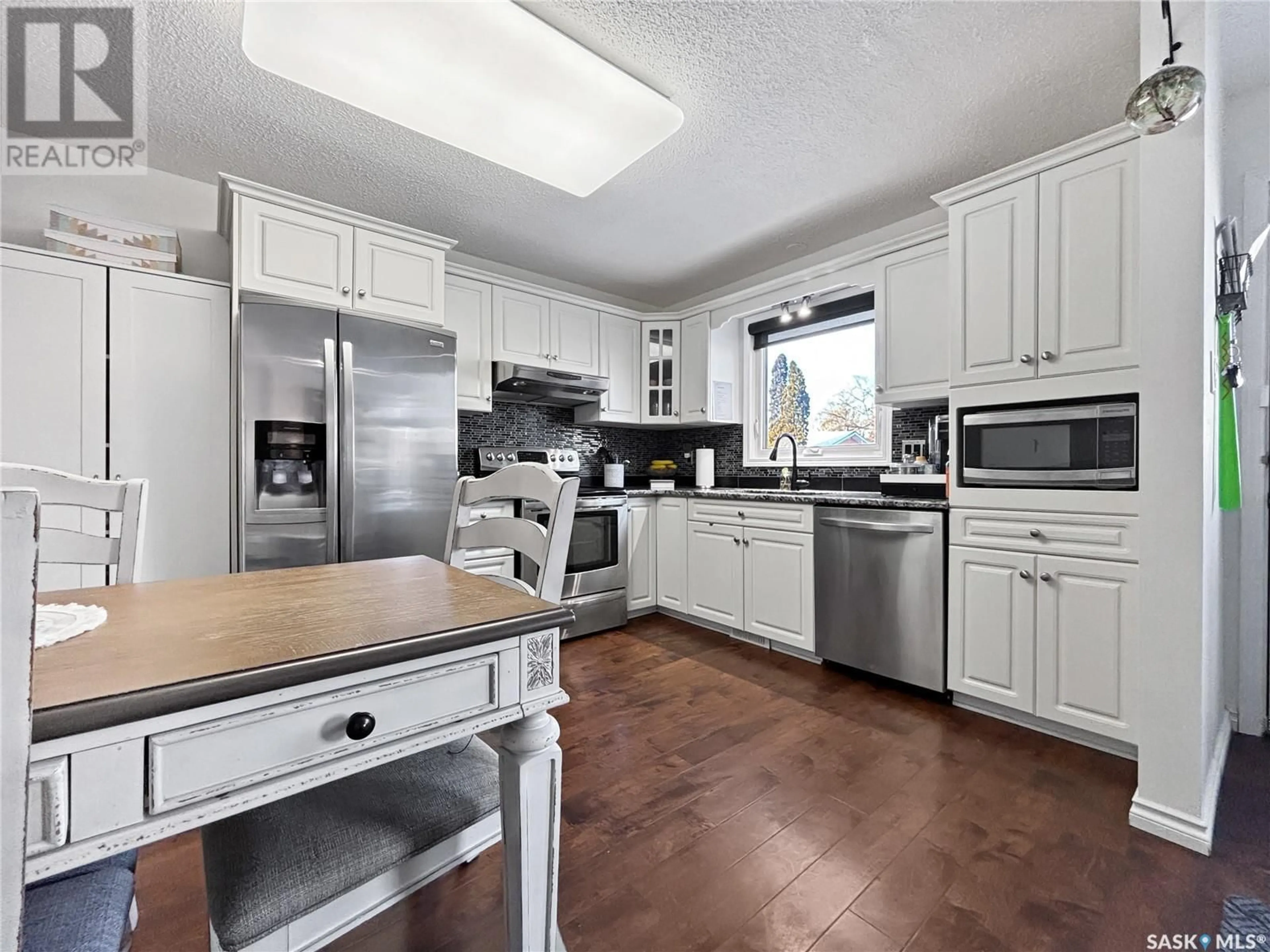 Open concept kitchen, unknown for 439 Poth WAY, Saskatoon Saskatchewan S7M4V8