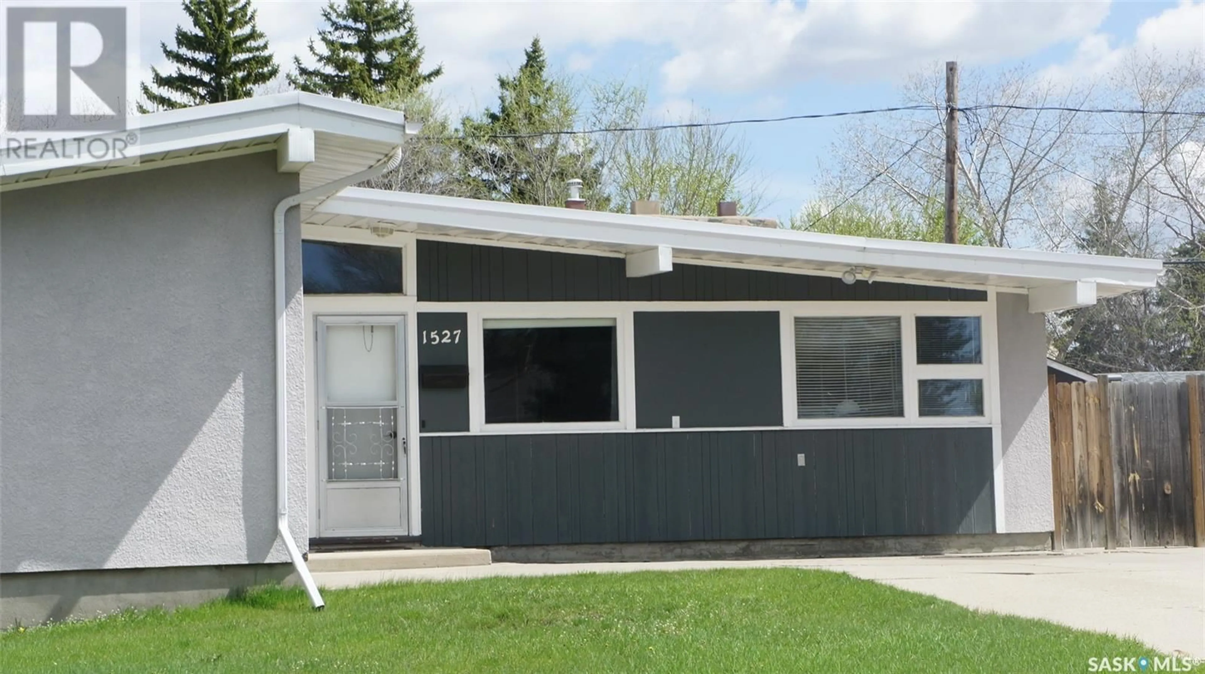 Home with vinyl exterior material, building for 1527 Thorn CRESCENT, Estevan Saskatchewan S4A1V7