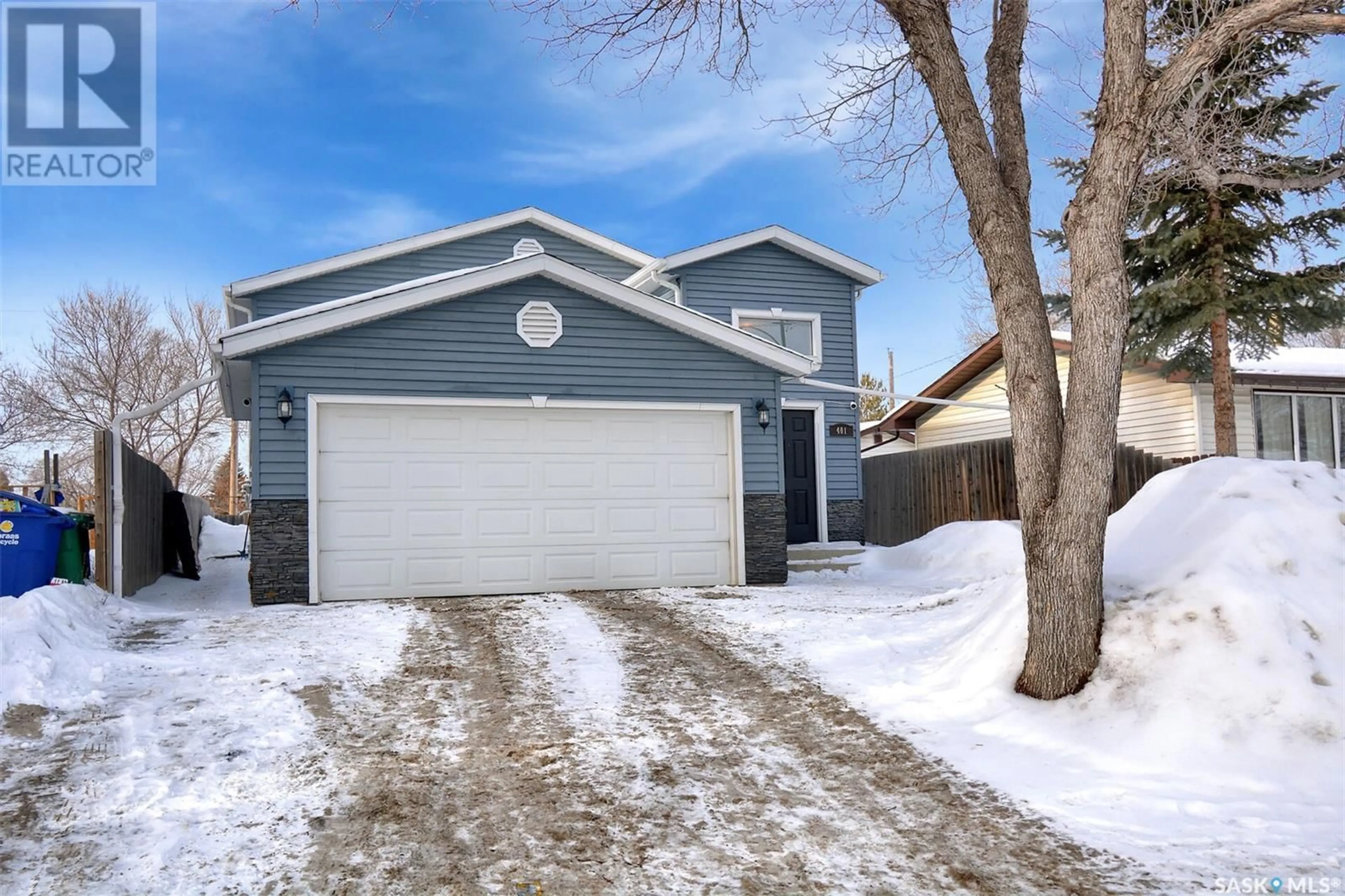 Home with vinyl exterior material, street for 401 Montreal AVENUE S, Saskatoon Saskatchewan S7M3L2