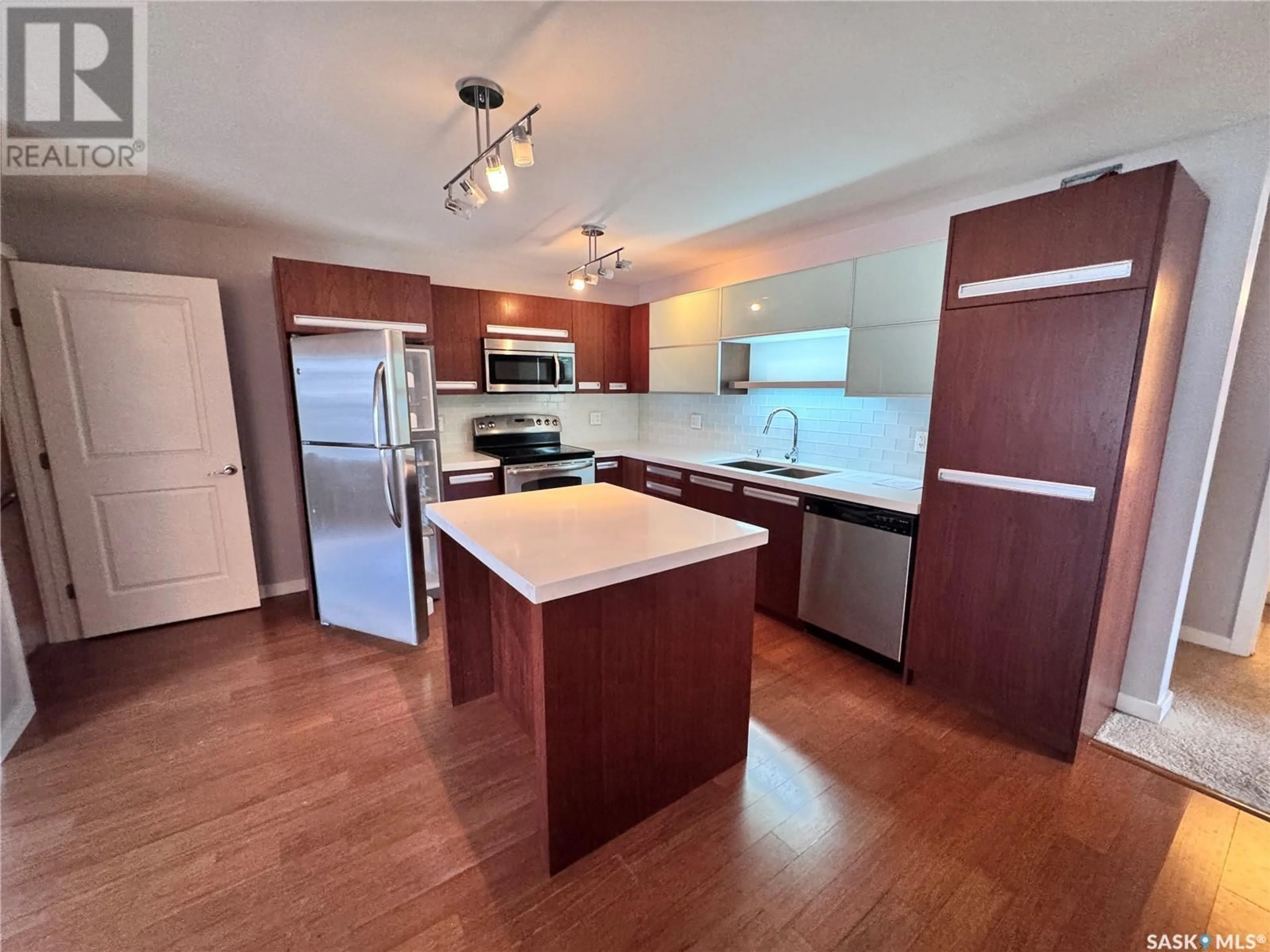 Open concept kitchen, wood/laminate floor for 109 1015 Patrick CRESCENT, Saskatoon Saskatchewan S7W0M5