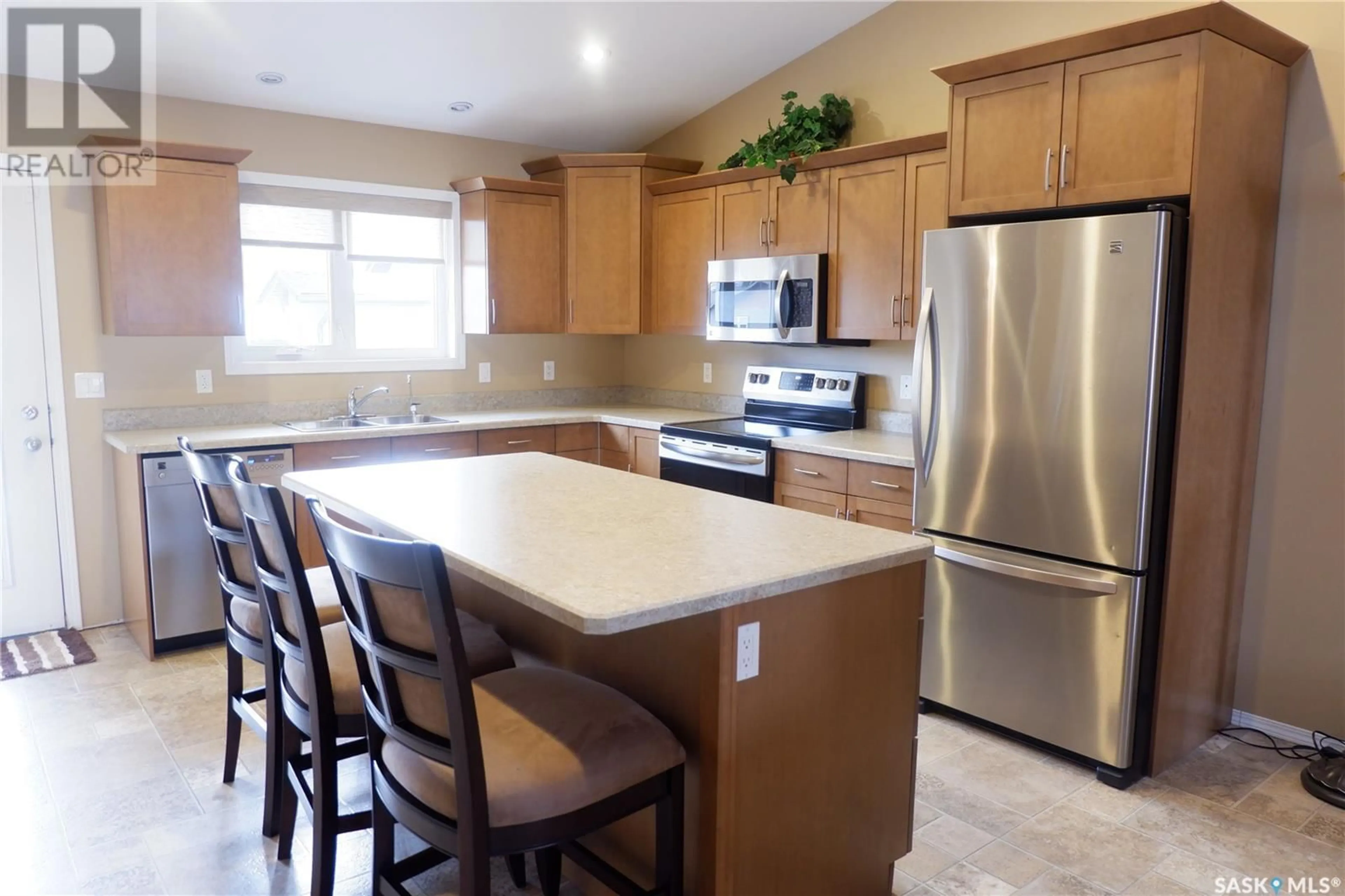 Open concept kitchen, ceramic/tile floor for E 401 3rd AVENUE E, Assiniboia Saskatchewan S0H0B0