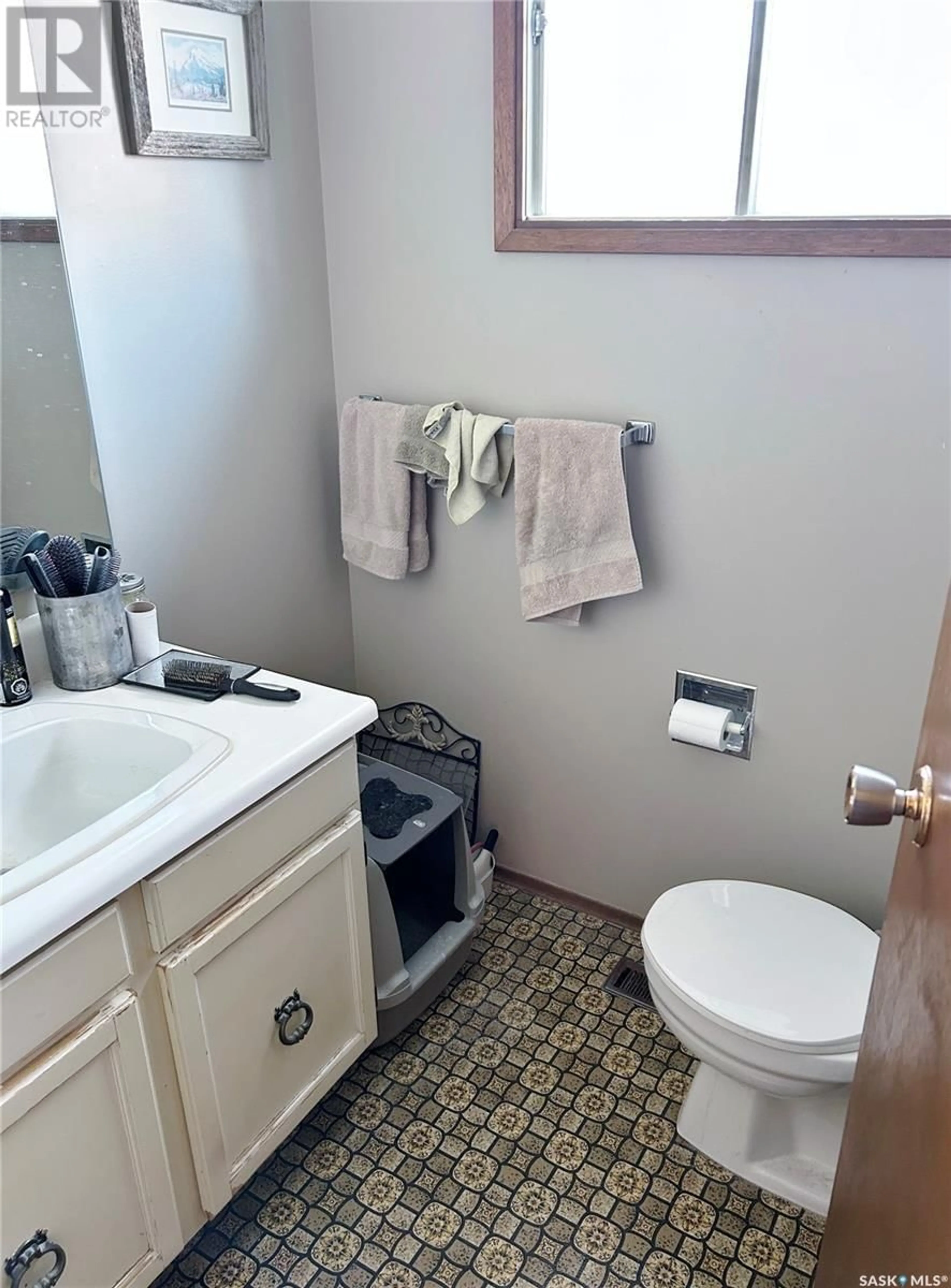 Standard bathroom, ceramic/tile floor for 414-416 Lenore DRIVE, Saskatoon Saskatchewan S7K6A8