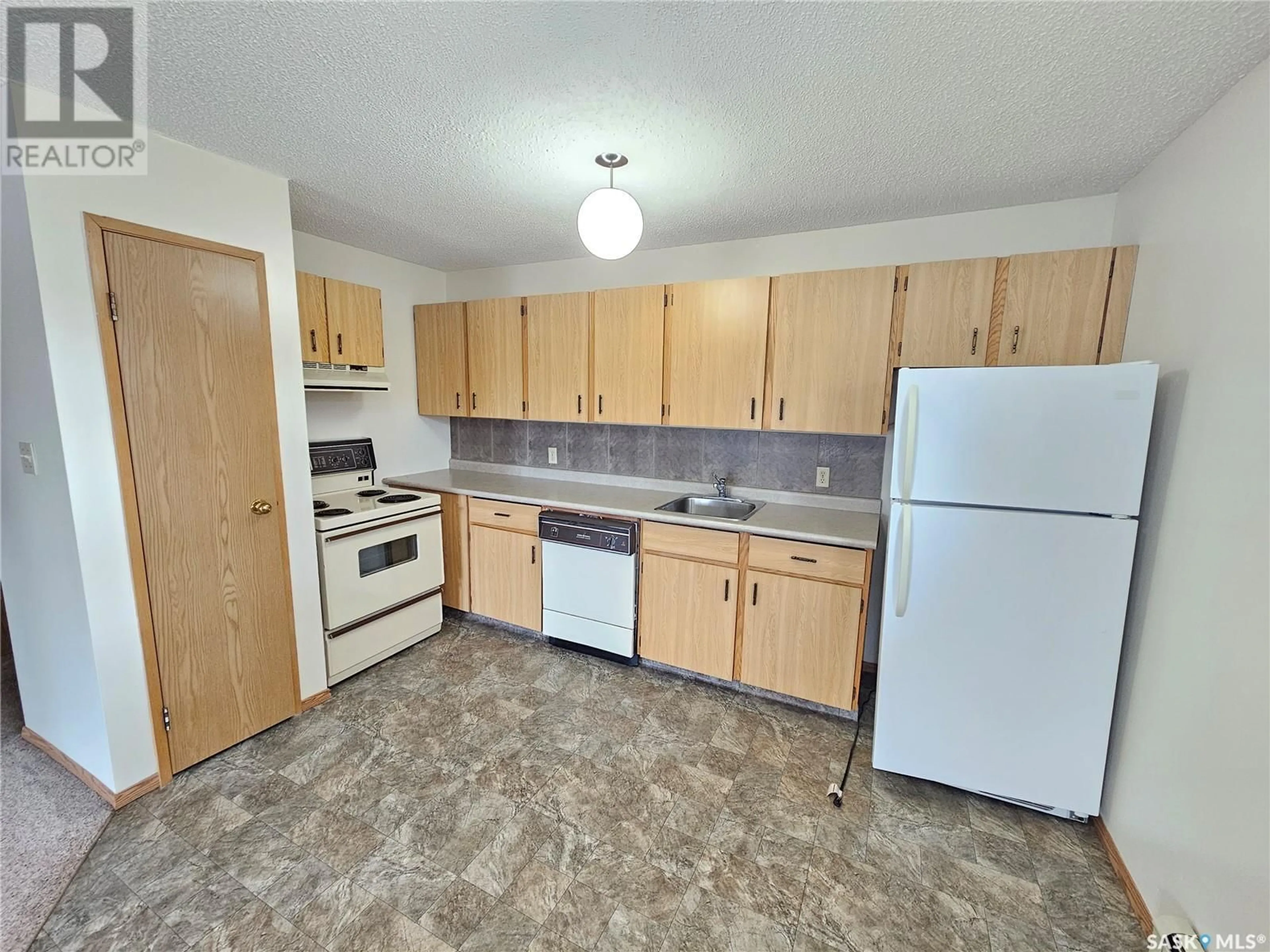 Standard kitchen, unknown for 301 59 Wood Lily DRIVE, Moose Jaw Saskatchewan S6J1E9