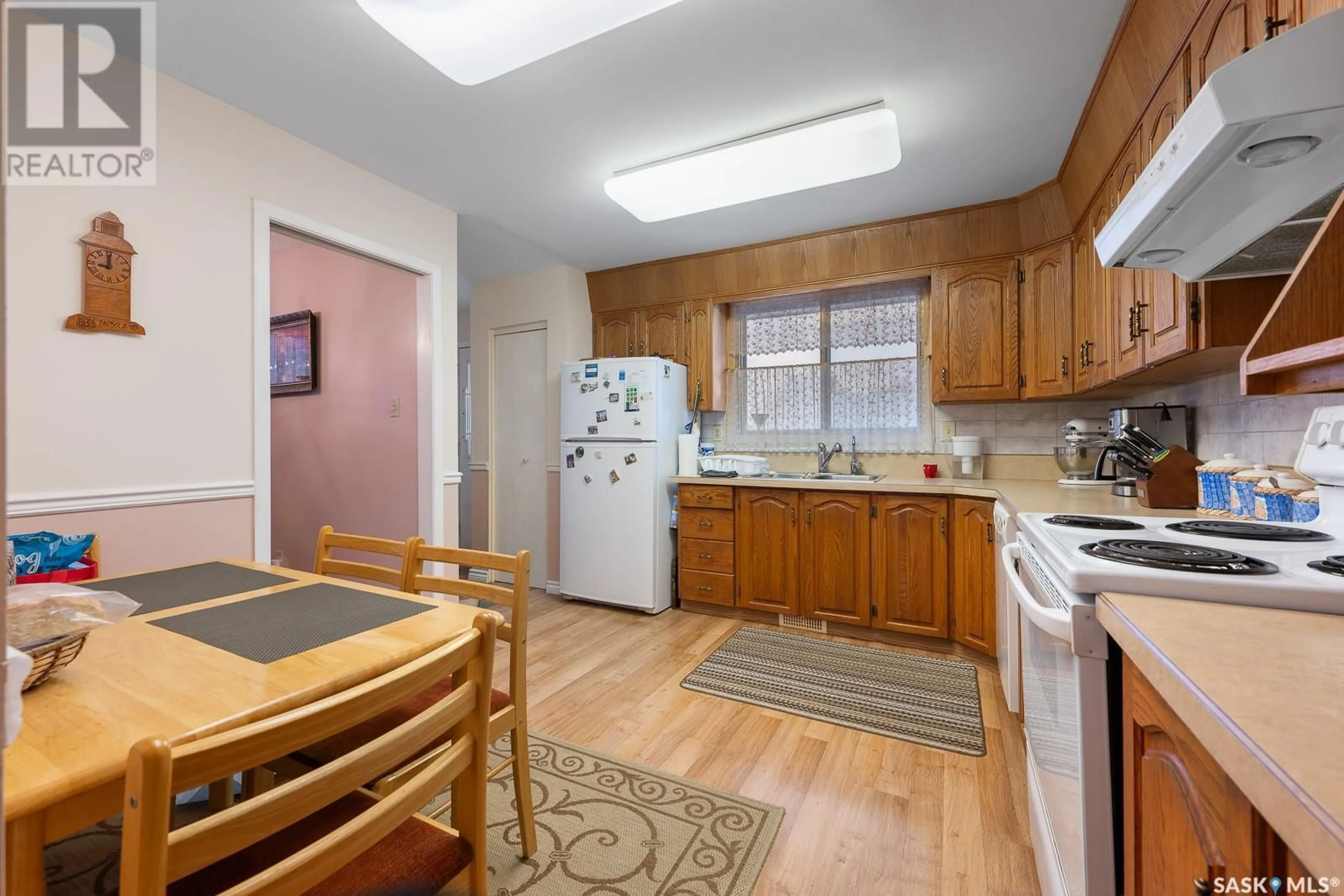 Standard kitchen, unknown for 143 Mikkelson DRIVE, Regina Saskatchewan S4T7L5