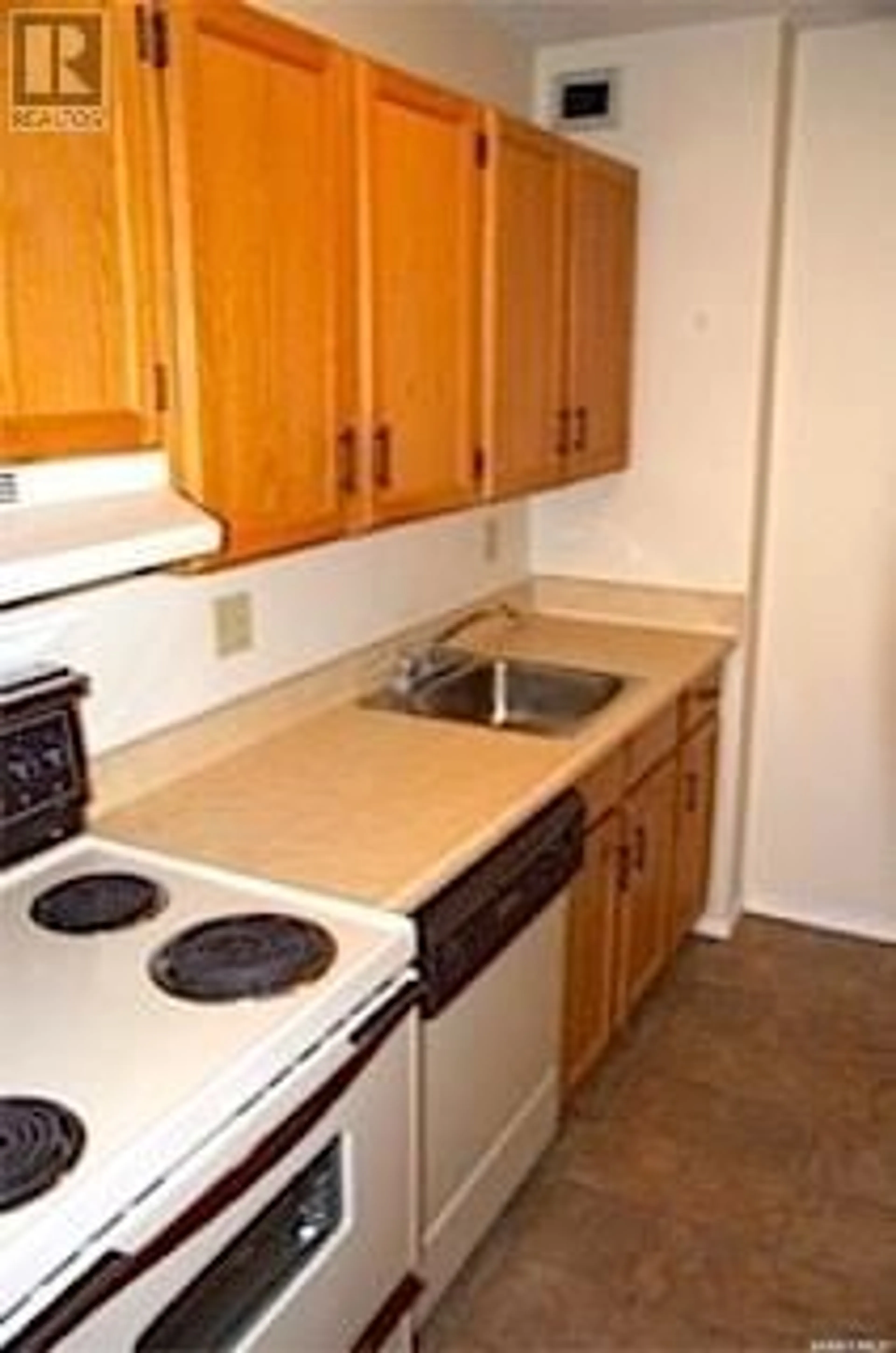 Standard kitchen, unknown for 1006 430 5th AVENUE N, Saskatoon Saskatchewan S7K6Z2