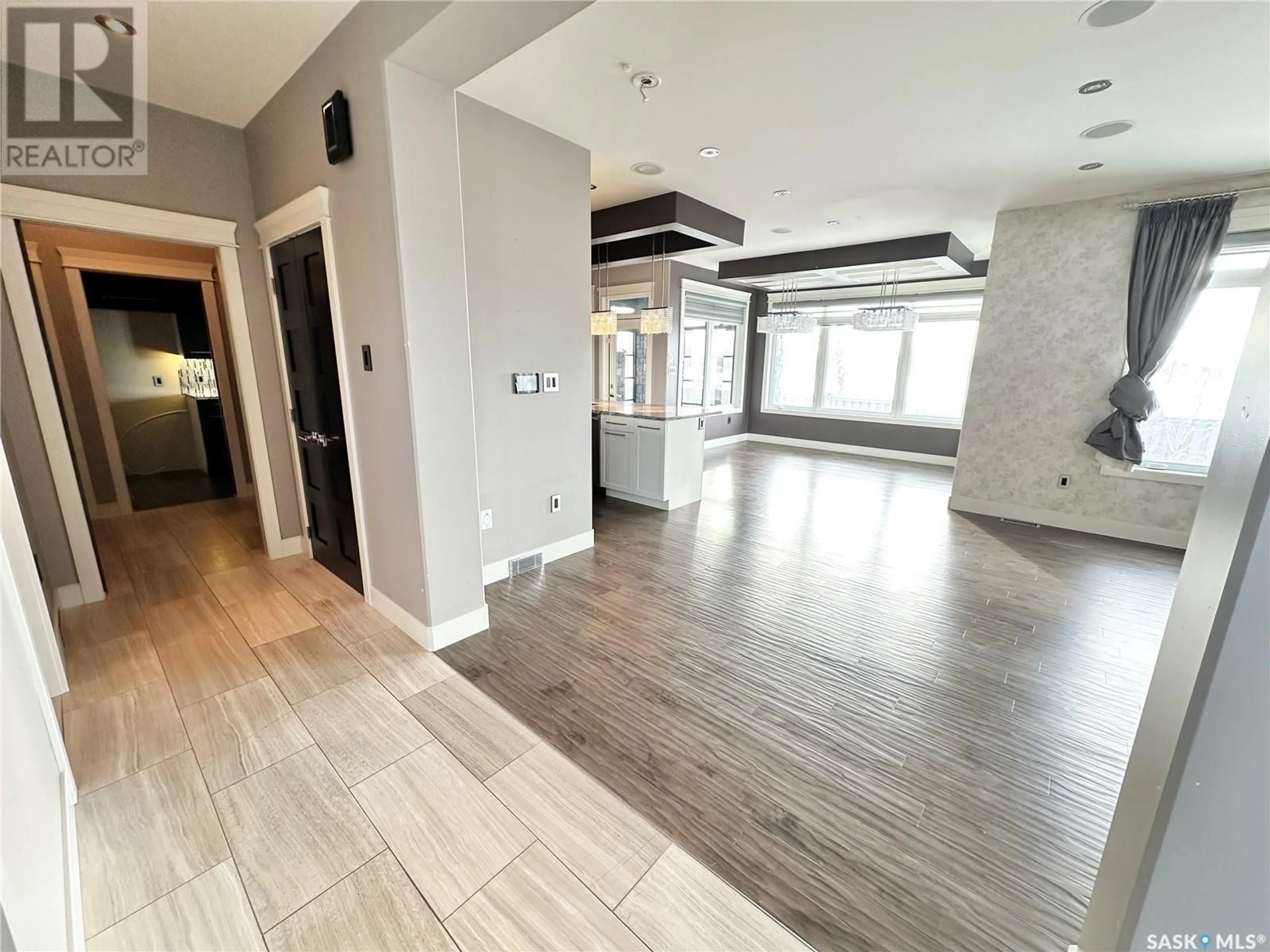 Indoor foyer for 837 Johnston DRIVE, Weyburn Saskatchewan S4H3M5