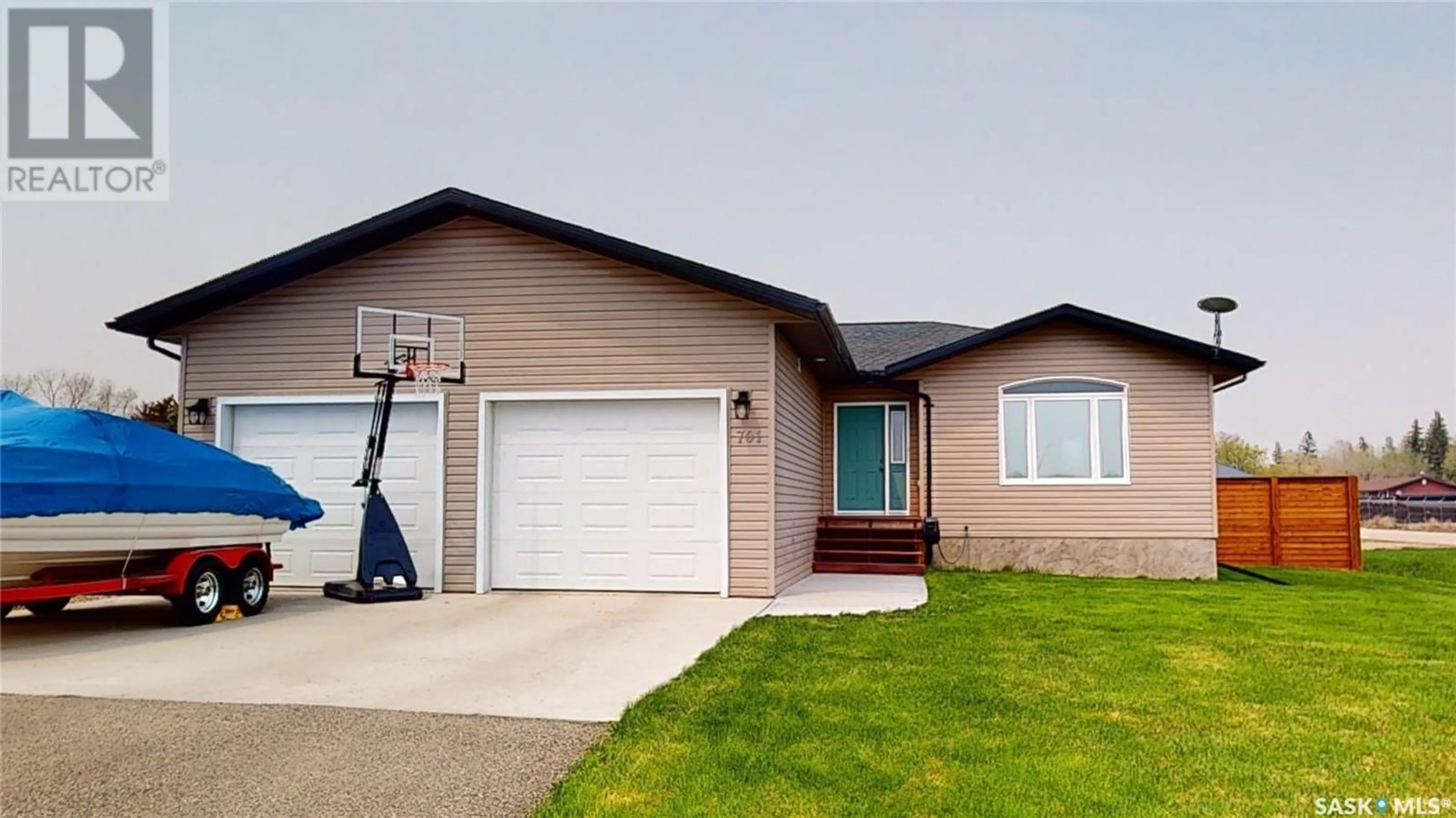 Home with vinyl exterior material, street for 701 5th AVENUE, Alameda Saskatchewan S0C0A0