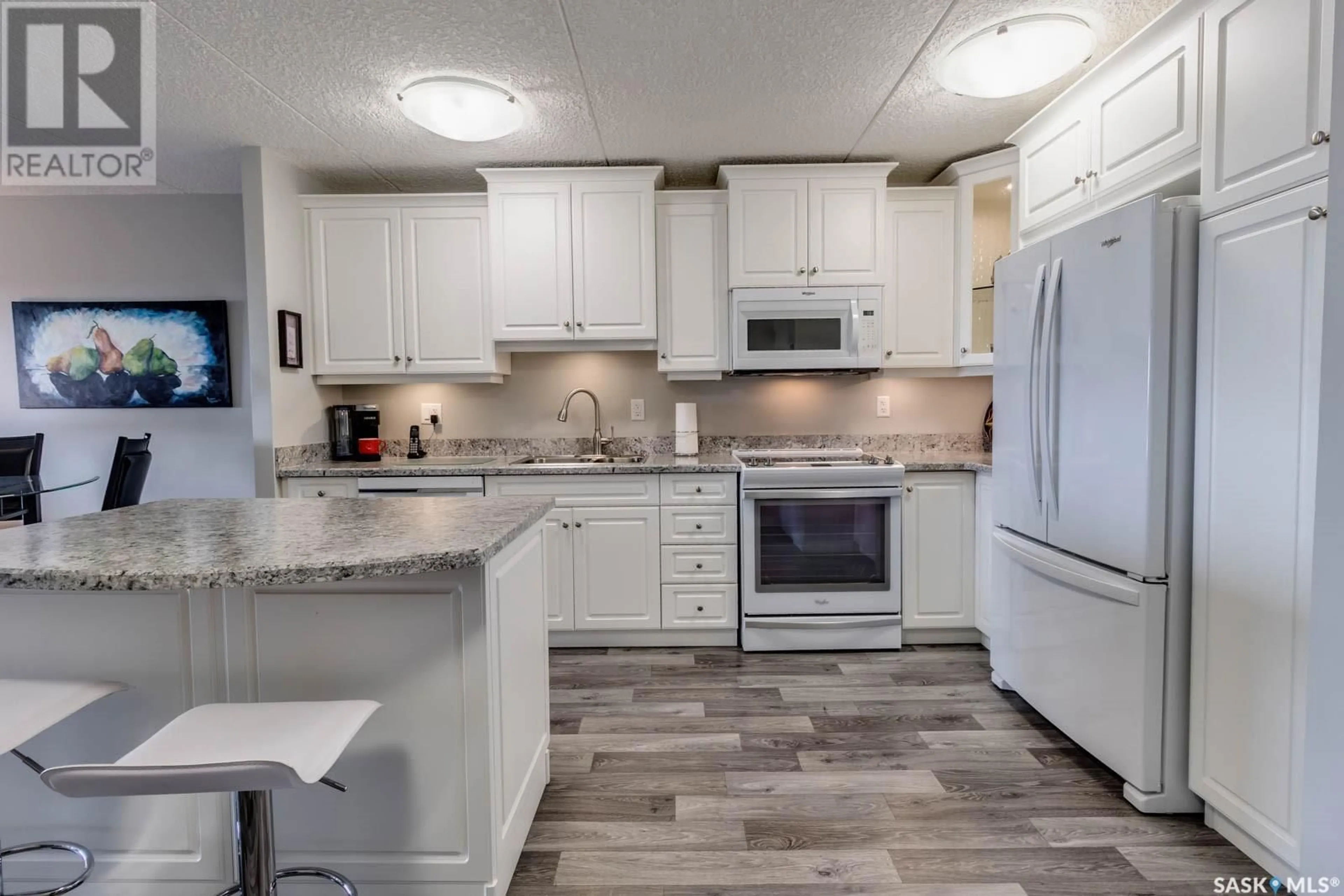 Open concept kitchen, ceramic/tile floor for 908 3520 Hillsdale STREET, Regina Saskatchewan S4S5Z5