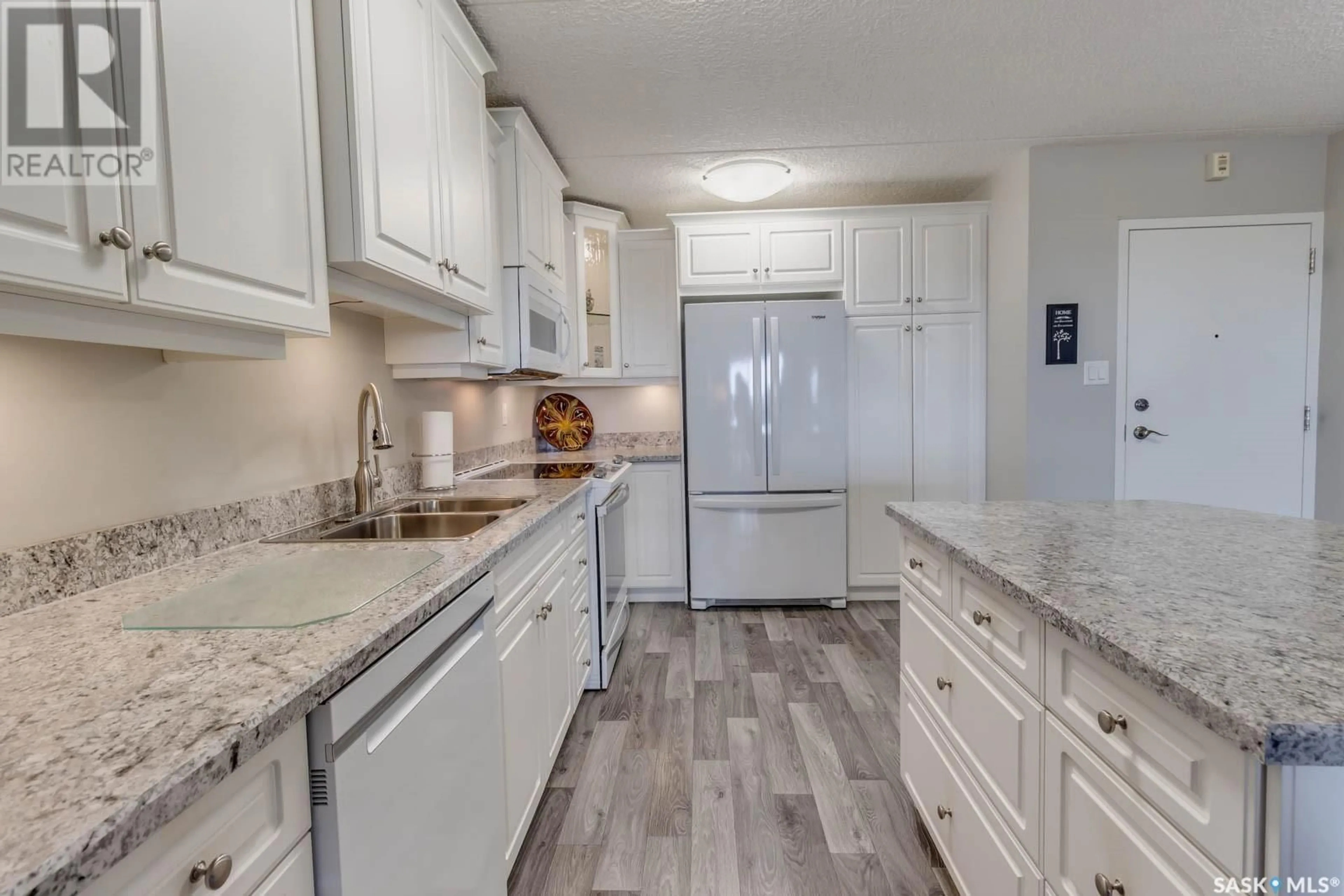 Open concept kitchen, ceramic/tile floor for 908 3520 Hillsdale STREET, Regina Saskatchewan S4S5Z5