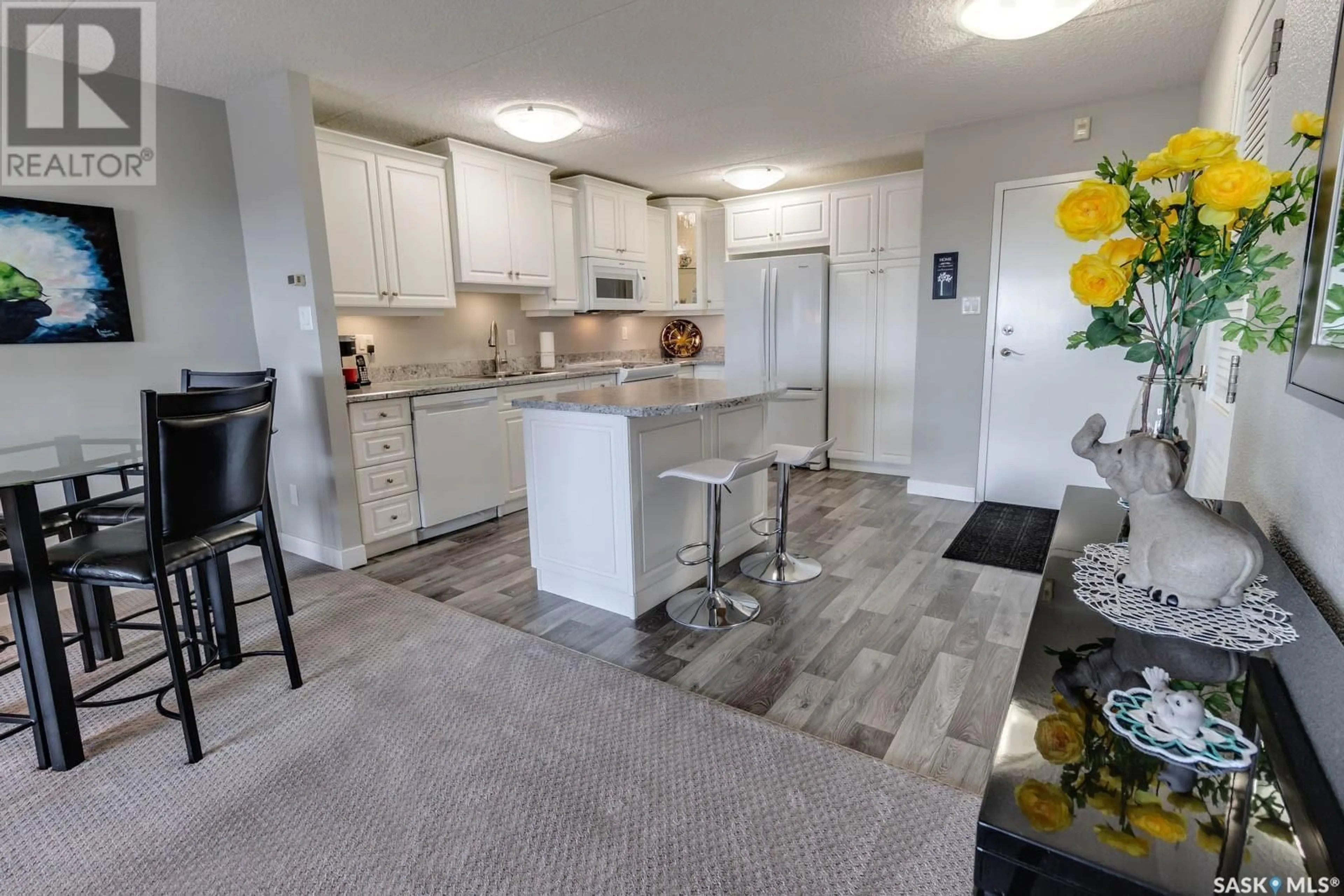 Open concept kitchen, ceramic/tile floor for 908 3520 Hillsdale STREET, Regina Saskatchewan S4S5Z5