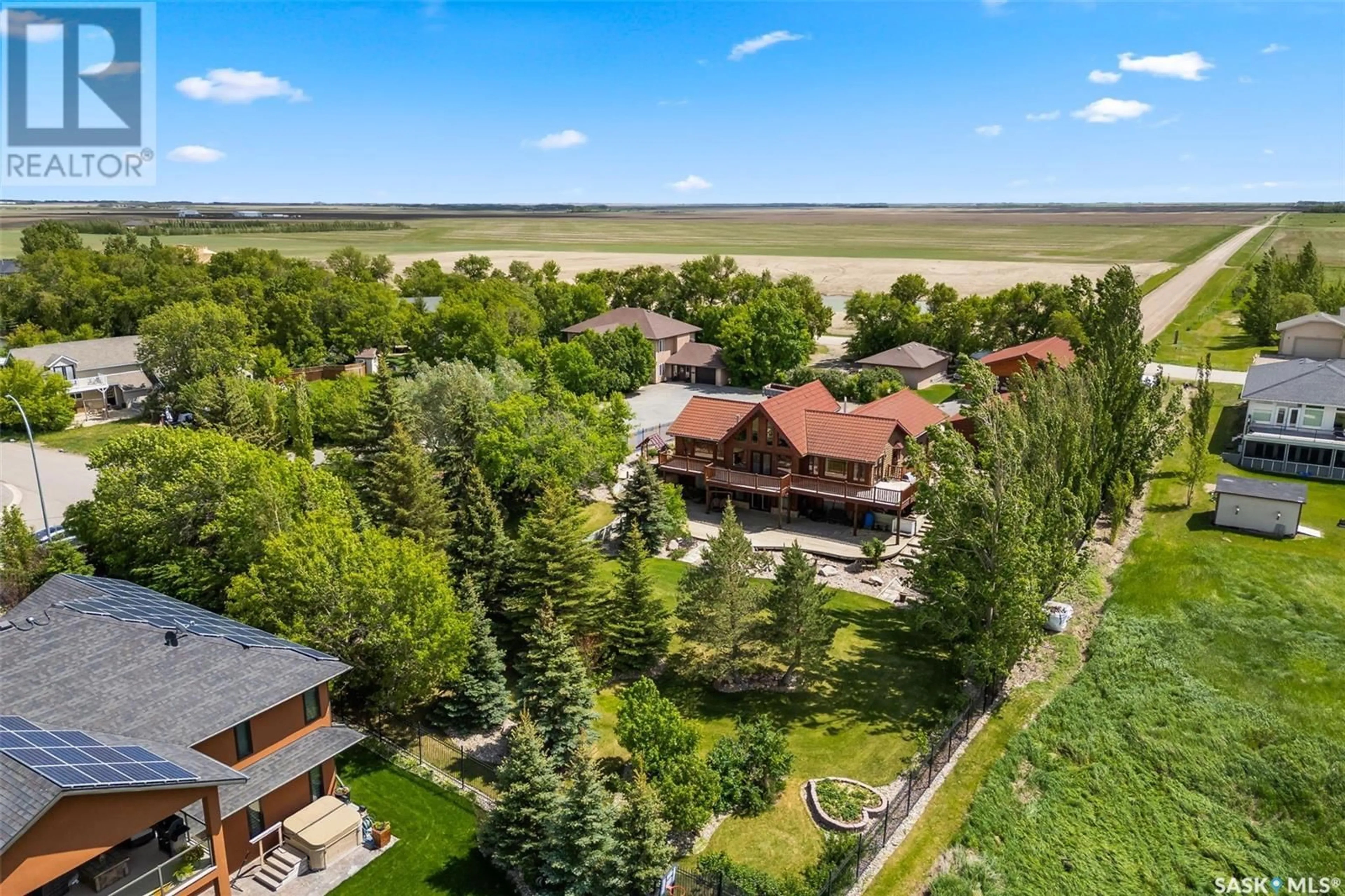 A pic from outside/outdoor area/front of a property/back of a property/a pic from drone, water/lake/river/ocean view for 40 James BAY, Lumsden Saskatchewan S0G3C0