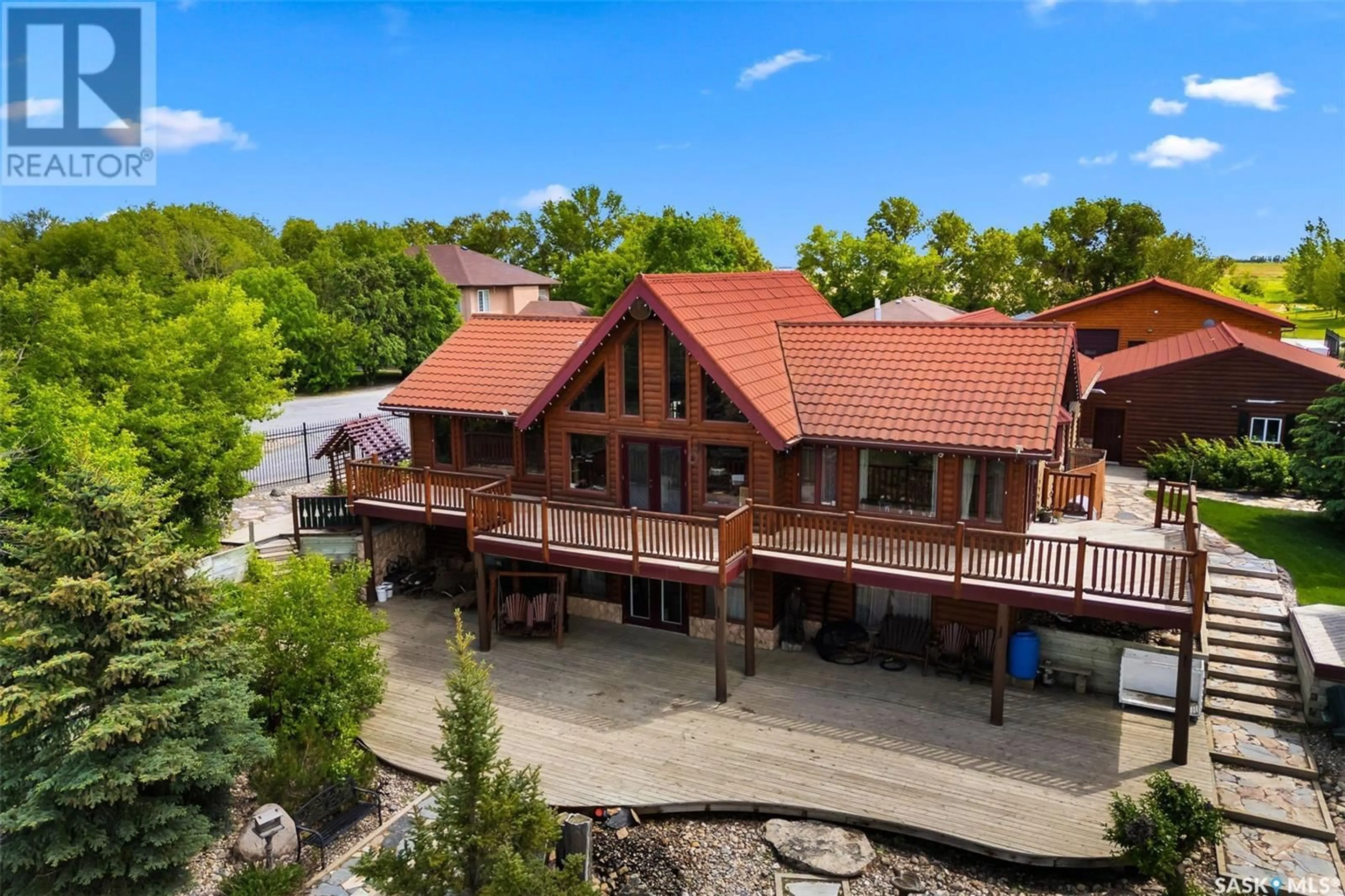 A pic from outside/outdoor area/front of a property/back of a property/a pic from drone, water/lake/river/ocean view for 40 James BAY, Lumsden Saskatchewan S0G3C0