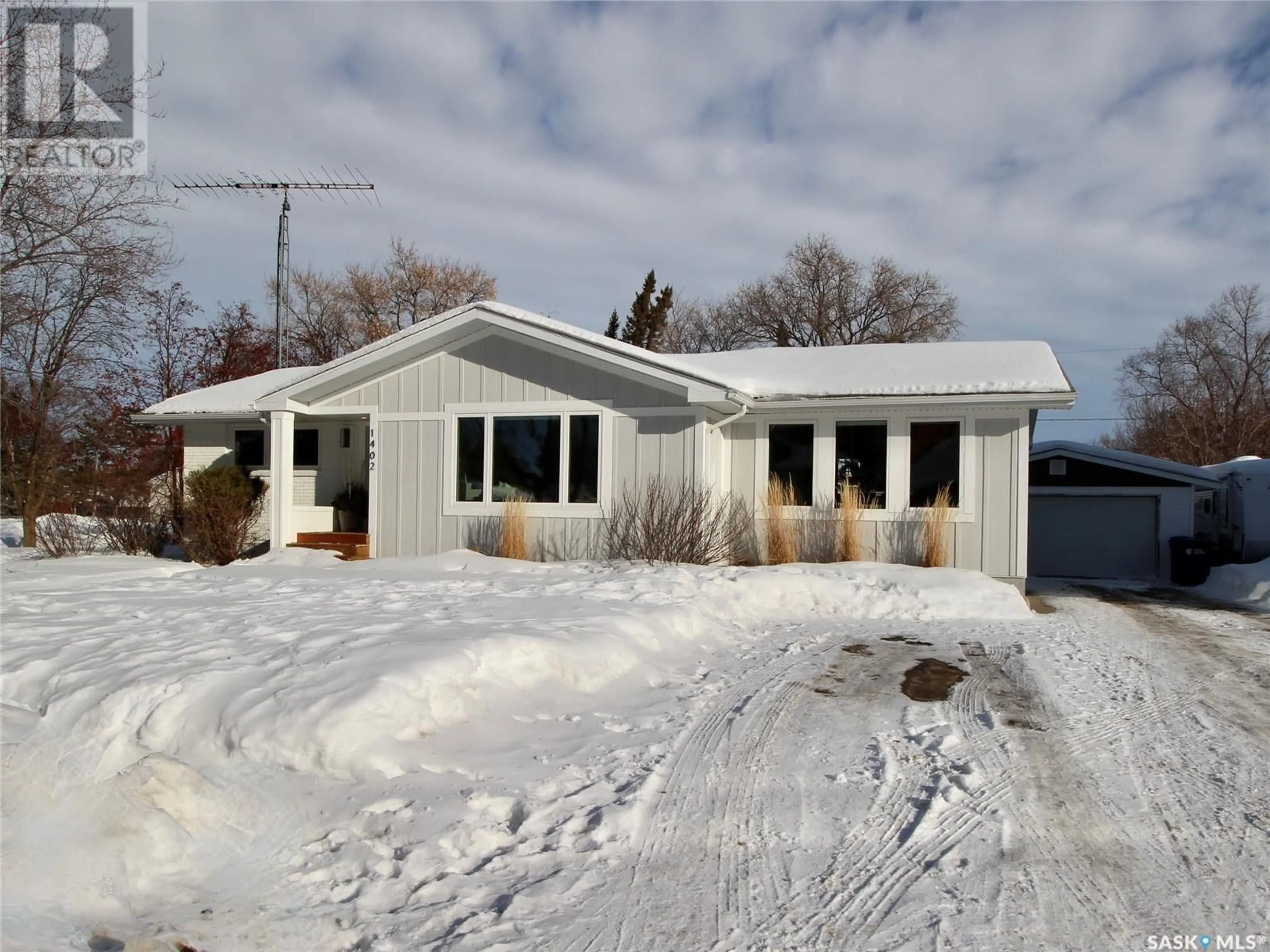 A pic from outside/outdoor area/front of a property/back of a property/a pic from drone, street for 1402 Windover AVENUE, Moosomin Saskatchewan S0G3N0