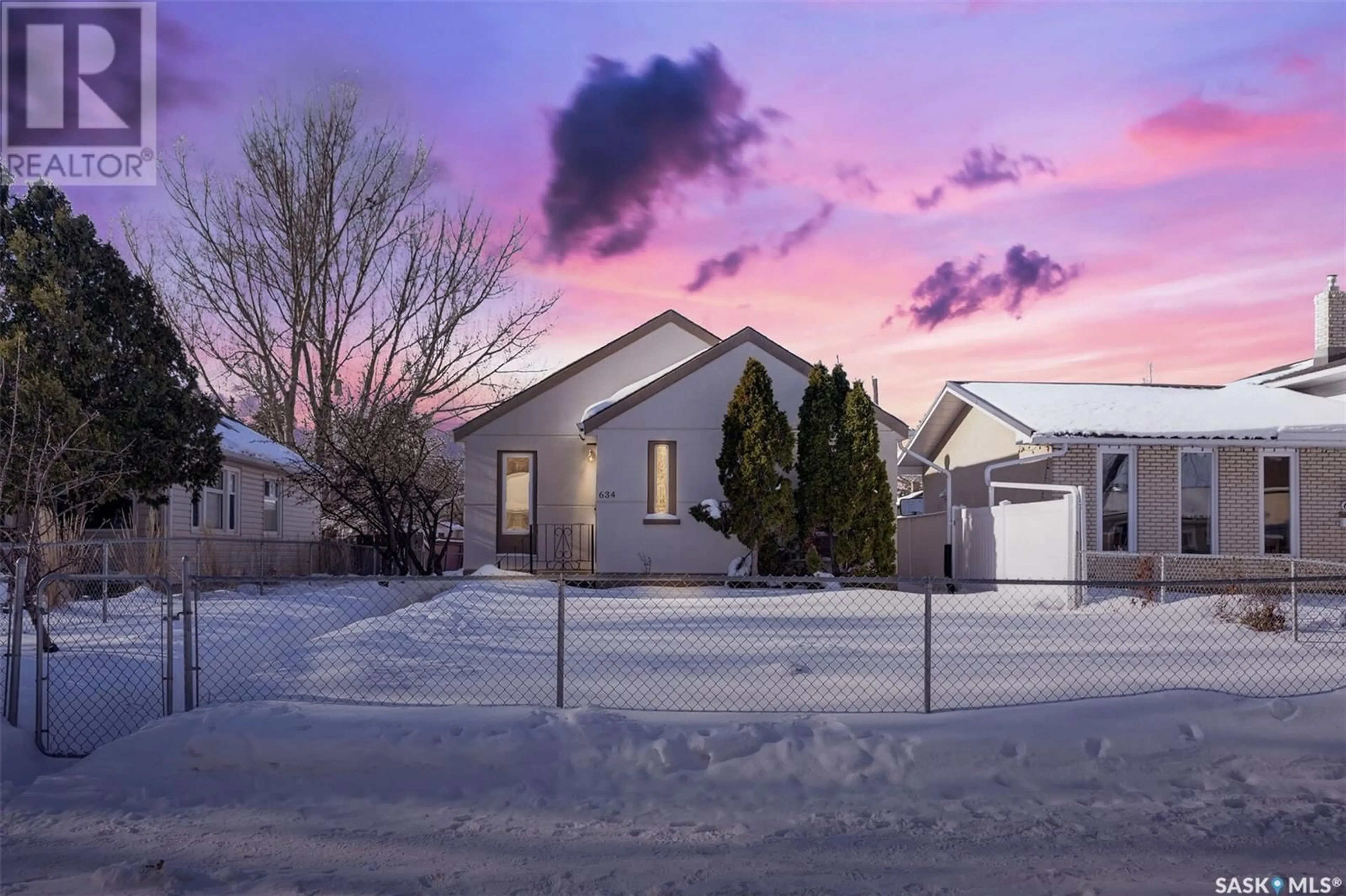 A pic from outside/outdoor area/front of a property/back of a property/a pic from drone, street for 634 Queen STREET, Regina Saskatchewan S4T4A1